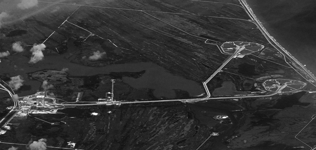 conspiracyslyr's tweet photo. Declassified spy satellite image of Florida's Space Coast

captured by KH-9 Hexagon on 1978-07-21 https://t.co/wNslEeVW1w