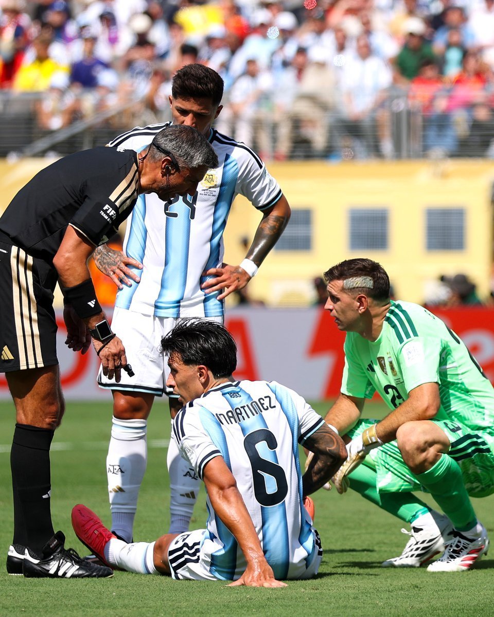 albiceleste_id's tweet photo. COOLING DOWN.

Hidup tidak selalu berakhir sesuai dengan apa yang kita inginkan. 

Justru karena pernah gagal, kita belajar menghargai arti sebuah kemenangan.

Jangan lupa, Argentina mengakhiri penantian sejak 1986 dengan menjadi JUARA DUNIA pada 2022. 

Empat tahun kemudian mereka kembali menembus FINAL PIALA DUNIA. Tidak banyak tim yang mampu mempertahankan level seperti itu.

ITALIA 2010
SPANYOL 2014
JERMAN 2018

DOWNFALL APA YANG MEREKA RASAKAN. 

Jadilah fans yang APRESIATIF dan KRITIKUS yang PROPORSIONAL. 

SCALONI salah dalam aproach taktik. 

MESSI menghilang di laga final. 

NICO GONZALEZ dan GIULIANO tidak selevel DI MARIA. 

ENZO, PAREDES, MOLINA kehilangan kontrol diri. 

MACCA jauh dari standarnya sendiri. 

LAUTARO tidak dapat kesempatan bermain. 

Dll. 

COOLING DOWN, 
SAMPAI KE FINAL PIALA DUNIA BUKAN HAL REMEH. 

TANYAKAN PADA
CRISTIANO
NEYMAR
IBRAHIMOVIC
ROONEY
KANE
dll

Lihat Lionel Scaloni dan seluruh staf kepelatihannya. Air mata yang mereka keluarkan bukan karena marah, bukan karena kecewa kepada para pemain. Mereka menangis karena mereka tahu betapa besar perjuangan yang telah dilewati. Mereka hanya ingin satu hal: melihat Argentina kembali menjadi yang terbaik di dunia.

Lihat Messi. Ia berdiri dengan mata yang berkaca-kaca. Bukan karena tidak siap menerima kekalahan, tetapi karena ia tahu dirinya dan rekan-rekannya telah memberikan SEGALANYA. Dan yang membuat momen itu begitu indah adalah ribuan suporter Argentina tetap berdiri, tetap bernyanyi, dan tetap bertepuk tangan. Mereka tidak hanya mencintai trofi, mereka juga menghargai perjuangan.

Dibu Martínez kembali menjadi tembok terakhir. Tagliafico bertarung seperti seorang warrior. Lisandro Martínez dan Cristian Romero mengorbankan tubuh mereka hingga titik darah penghabisan. Molina, Paredes, dan Otamendi bermain dengan keberanian yang luar biasa demi lambang di dada. Mungkin ada keputusan yang keliru, mungkin ada emosi yang berlebihan, tetapi jangan pernah ragukan kecintaan mereka kepada negaranya.

De Paul, Mac Allister, Giuliano Simeone, bahkan Enzo Fernández mungkin akan menjadi sasaran kritik. 

Namun sepak bola tidak pernah sesederhana menunjuk satu orang sebagai penyebab kekalahan. Ada taktik, momentum, cedera, kartu merah, approach pelatih, keberuntungan, dan begitu banyak detail yang menentukan hasil sebuah pertandingan.

Di bangku cadangan, Lautaro Martínez dan pemain lainnya tidak berhenti memberikan dukungan. Mereka tentu ingin berada di lapangan, tetapi mereka memilih tetap menjadi energi bagi rekan-rekannya. Itulah arti sebuah tim.

DAN KITA SEBAGAI SUPORTER JUGA PUNYA TANGGUNG JAWAB.

Mendukung ketika tim juara itu mudah. Yang jauh lebih berarti adalah tetap berdiri di belakang mereka ketika mereka pulang tanpa trofi. Kritik boleh. Evaluasi juga perlu. Tetapi jangan sampai rasa kecewa membuat kita lupa betapa banyak kebahagiaan yang telah tim ini berikan selama bertahun-tahun.

Final Piala Dunia 2026 ini memang menyakitkan. 

Besok mungkin rasa itu masih ada. Namun satu kekalahan tidak akan pernah menghapus perjalanan luar biasa tim ini.

TERIMA KASIH, SCALONETA.

Terima kasih telah membuat kami percaya lagi setelah puluhan tahun menunggu. Terima kasih telah membawa kami kembali ke Final Piala Dunia. Dan terima kasih karena, apa pun hasil akhirnya, kalian selalu bertanding dengan hati, dengan kebanggaan, dan dengan lambang Argentina di dada.

KITA KEHILANGAN PIALA. TAPI JANGAN SAMPAI KITA KEHILANGAN RASA HORMAT KEPADA MEREKA YANG SUDAH MEMBERIKAN SEGALANYA UNTUK ARGENTINA. 🇦🇷