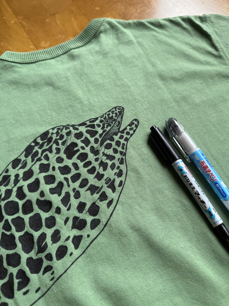 garkun484's tweet photo. うちの奥さんが作る「マッキーで気合いの直書きお魚Tシャツ」のクオリティがすごいので自慢したい。 https://t.co/VZoeSj9kzB