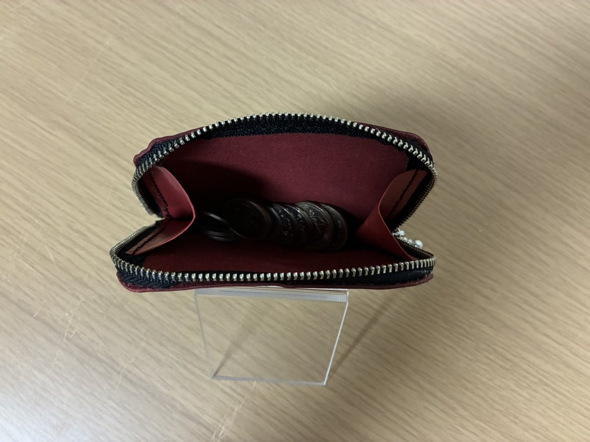yuu_code_red's tweet photo. コインケースを出品しました。
ご覧いただけると嬉しいです。

上質な本革を使用した、ハンドメイドのラウンドファスナーコインケースです。
深みのあるボルドーカラーにブラックのステッチがアクセントになった、落ち着いたデザインです。 https://t.co/6r9c8KSUFz