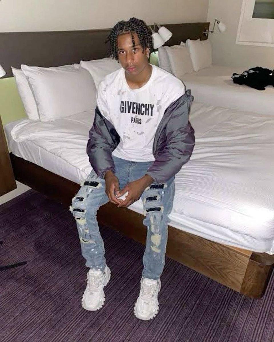 curedrosee's tweet photo. she really saw this and was like oooh this dude’s going to be my baby daddy 😭💔 https://t.co/gInxqeYgiD
