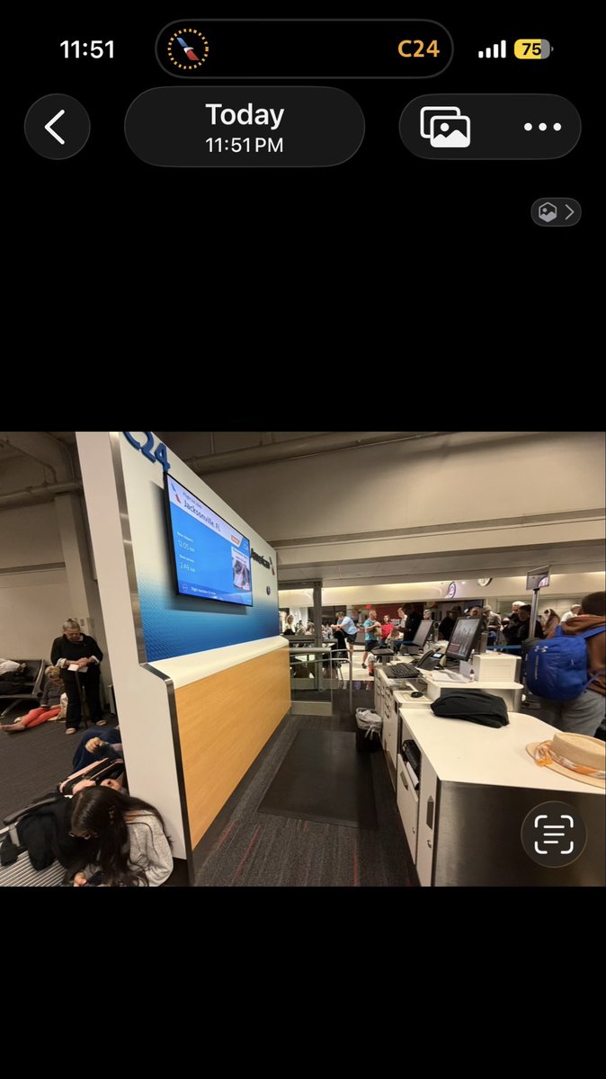 scatherine's tweet photo. @AmericanAir @AmericanAir - no crew or assistance is in sight. I can hear laughter from down near jetway where they are gathered, and I’m sure it’s bc they’re frustrated, too. But there is no outreach of substance/water yet. https://t.co/qcj7qkVRgK