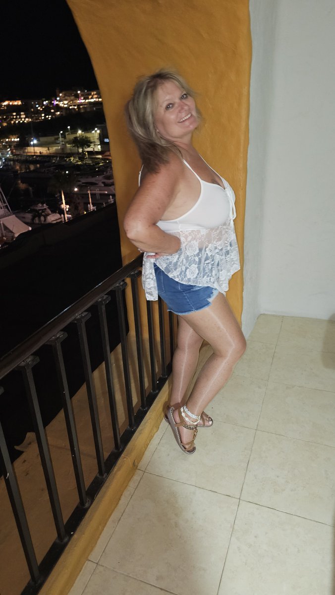 havins81501's tweet photo. More vacation pics #pantyhose #pantyhosepassion #pantyhosegoddess #pantyhoselegs #nylons #shinypantyhose https://t.co/khjkhqUXxe