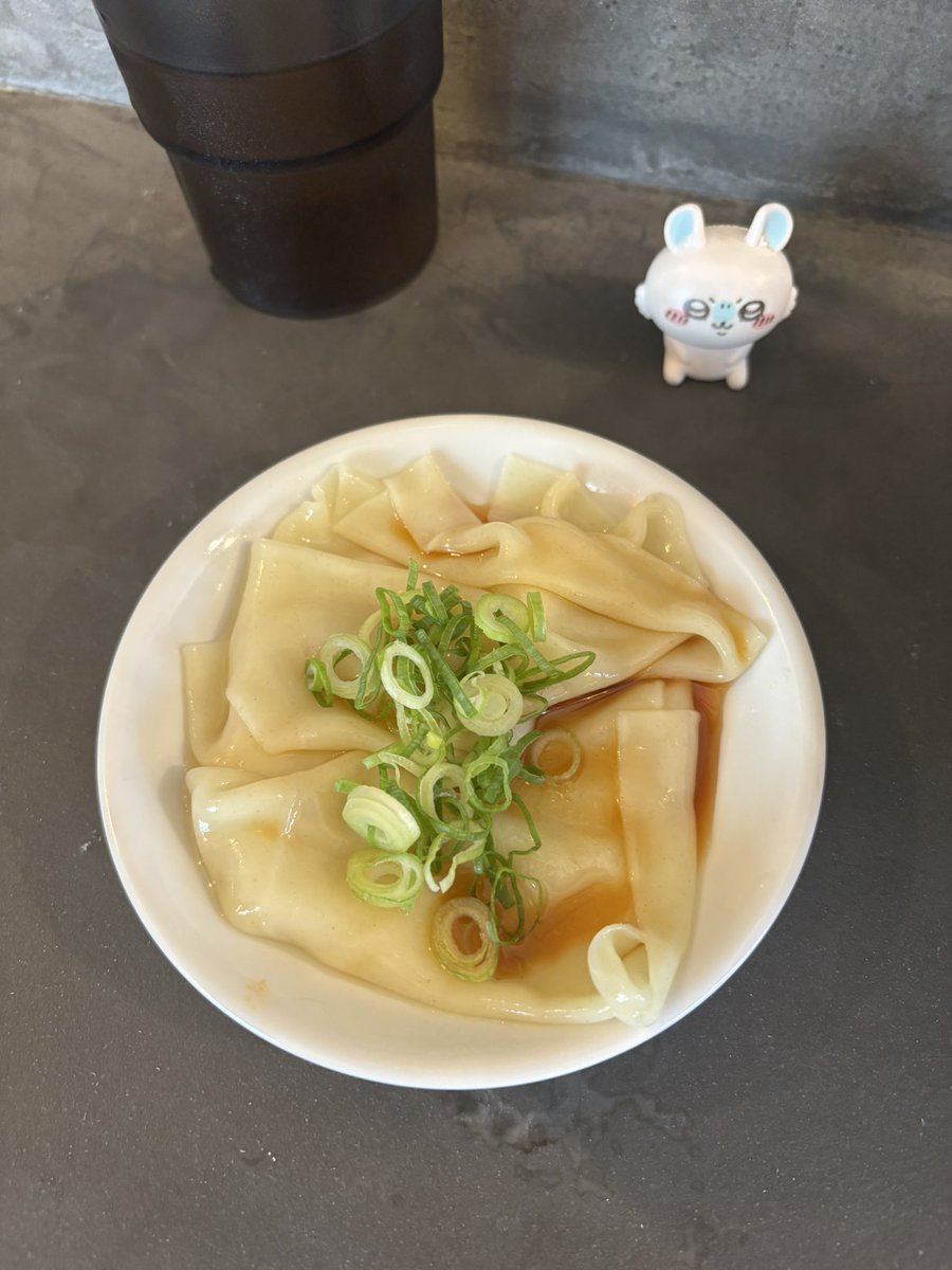 SLYLY817's tweet photo. 本日はクスクスラーメン横川店さんへ

冷やし中華AMEMIYA 300g

背脂に天かすやさいパクチーを
よく混ぜ混ぜして食べる美味いなぁ😋
人参🥕が多くてシャキシャキ最高👍
麺との絡みもバッチリでした👍
某店での試作ワンタンもいただき美味しかったです😋楽しみですね🤩
ご馳走様でした🙇 https://t.co/pAT5coTzAB