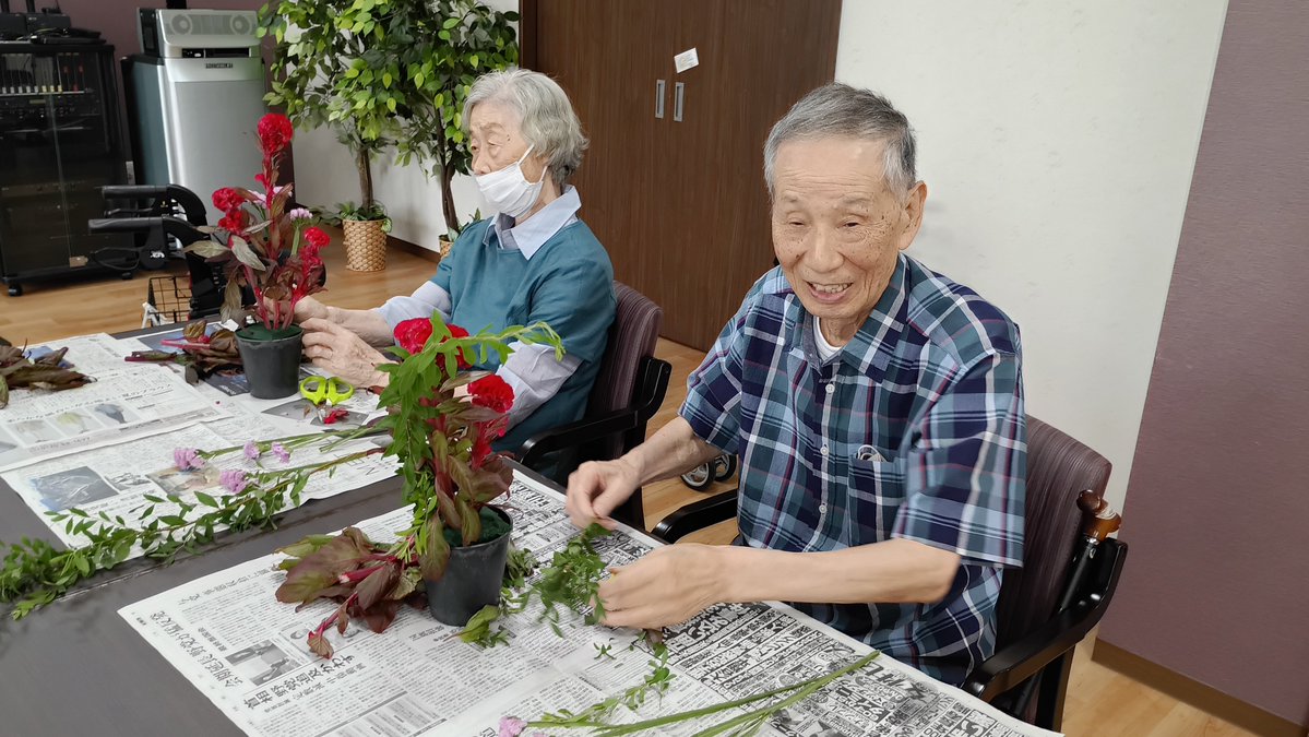 Central_Bios's tweet photo. 今月のフラワーアレンジメントのお花は
ケイトウ、スターチス、雪柳でした🌼
真っ赤なケイトウが��役の素敵な作品が完成しました😊

#レクリエーション課
#フラワーアレンジメント
#松本市 https://t.co/z7HWmVZWAT