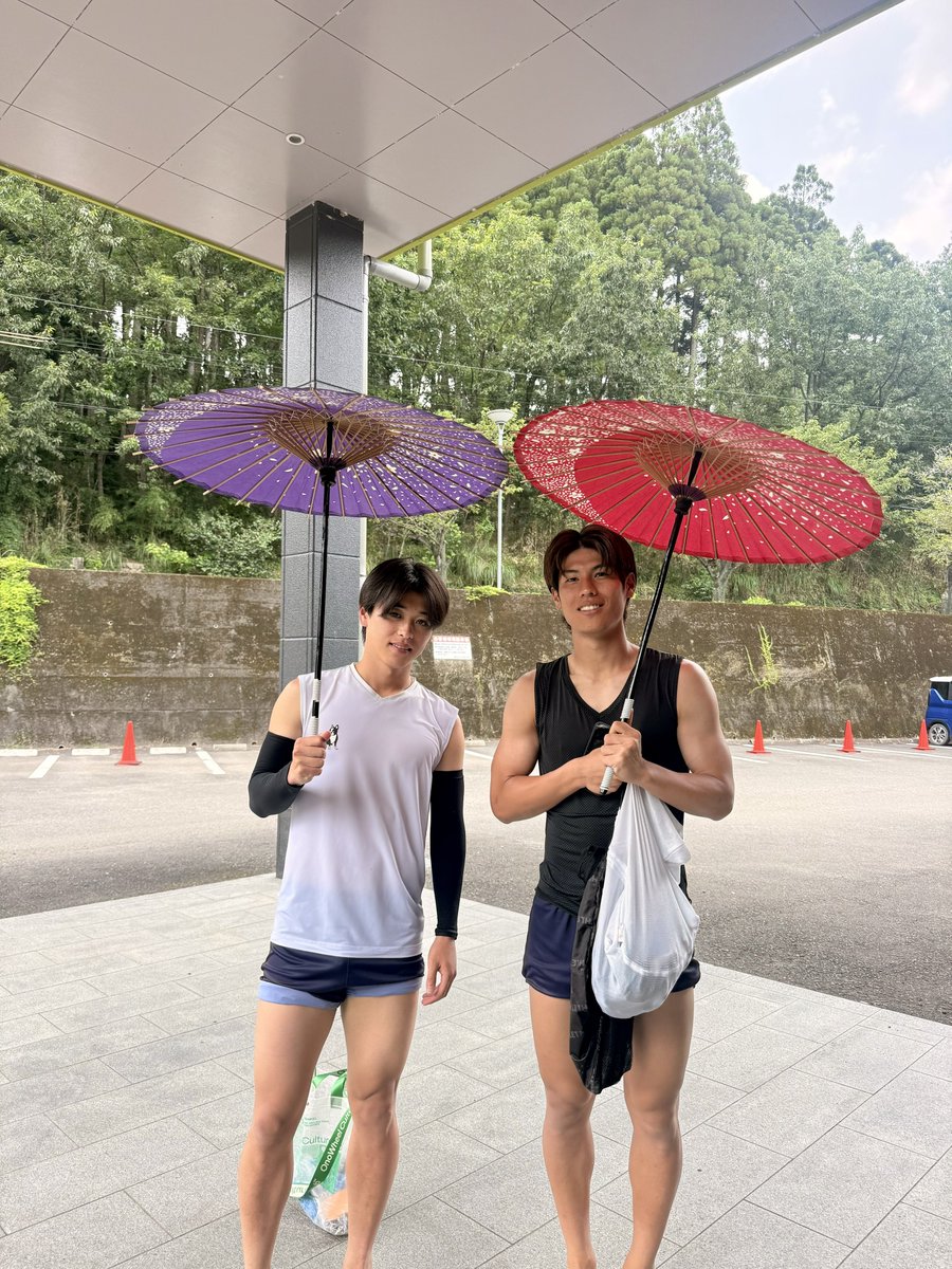 hollyhock_staff's tweet photo. 🥭#202627綾町キャンプ🥭

最近のオフショット📸

🚨頭上注意の上をいく #上山海�� 選手
☂️TR後に宿にある撮影用の和傘で記念撮影する #新井瑞希 選手と #大森渚生 選手
🍴昨日の晩ごはんTIME

#水戸ホーリーホック https://t.co/KXEurICM9M