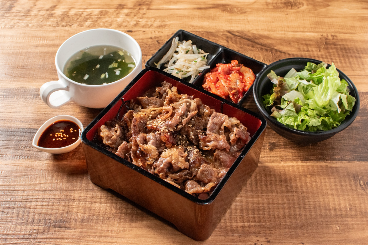 niku_yansando's tweet photo. 焼肉陽山道 パルコヤ上野店当店で
人気メニューをご紹介します！
■和牛カルビ焼肉重御膳　2,000円(税込)
　※スープ・サラダ・付け合わせ付き
　※特製コチュジャンソースが付いてきます。
https://t.co/TrKZpSdEGZ
ぜひ焼肉陽山道パルコヤ上野店に
ご来店ください🙏 https://t.co/o6p94YCo0f