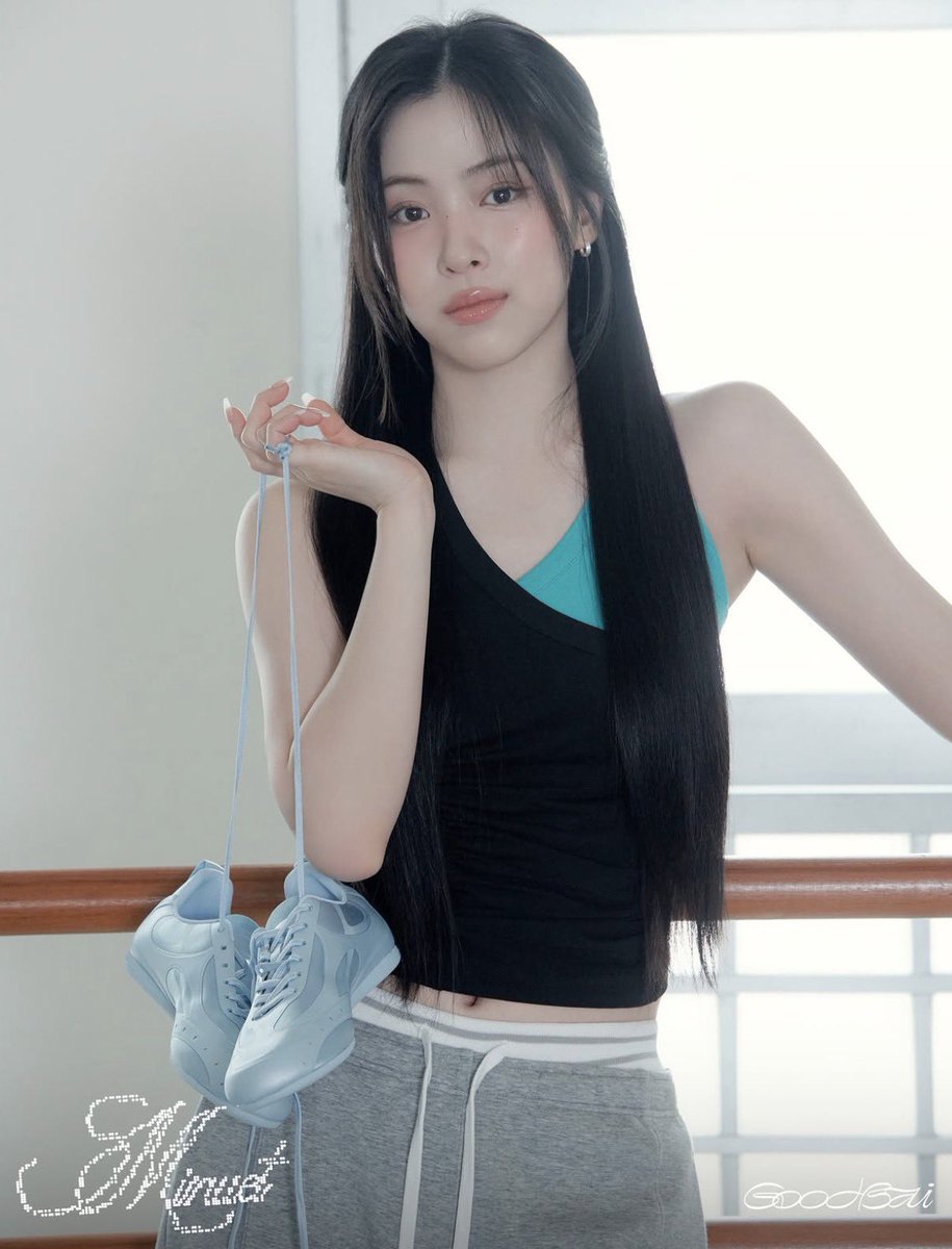 UNIVERSEITZY's tweet photo. ITZY’s Ryujin for GOODBAI with her cats, Bama and Una. https://t.co/SVxbrX6Nrx