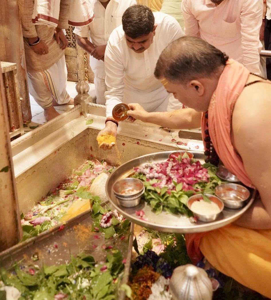 idharampalsingh's tweet photo. आज काशी की पावन धरा पर बाबा श्री काशी विश्वनाथ जी के दिव्य दर्शन एवं पूजन-अर्चन का परम सौभाग्य प्राप्त हुआ। देवाधिदेव महादेव के श्रीचरणों में समस्त देशवासियों के सुख, समृद्धि, उत्तम स्वास्थ्य एवं राष्ट्र की निरंतर प्रगति की कामना किया।
बाबा विश्वनाथ की असीम कृपा हम सभी पर सदैव बनी रहे और वे हम सभी को धर्म, सेवा एवं राष्ट्रहित के मार्ग पर निरंतर आगे बढ़ने की शक्ति प्रदान करें।

हर हर महादेव! 
जय बाबा श्री काशी विश्वनाथ! 

#Varanasi #Mahadev