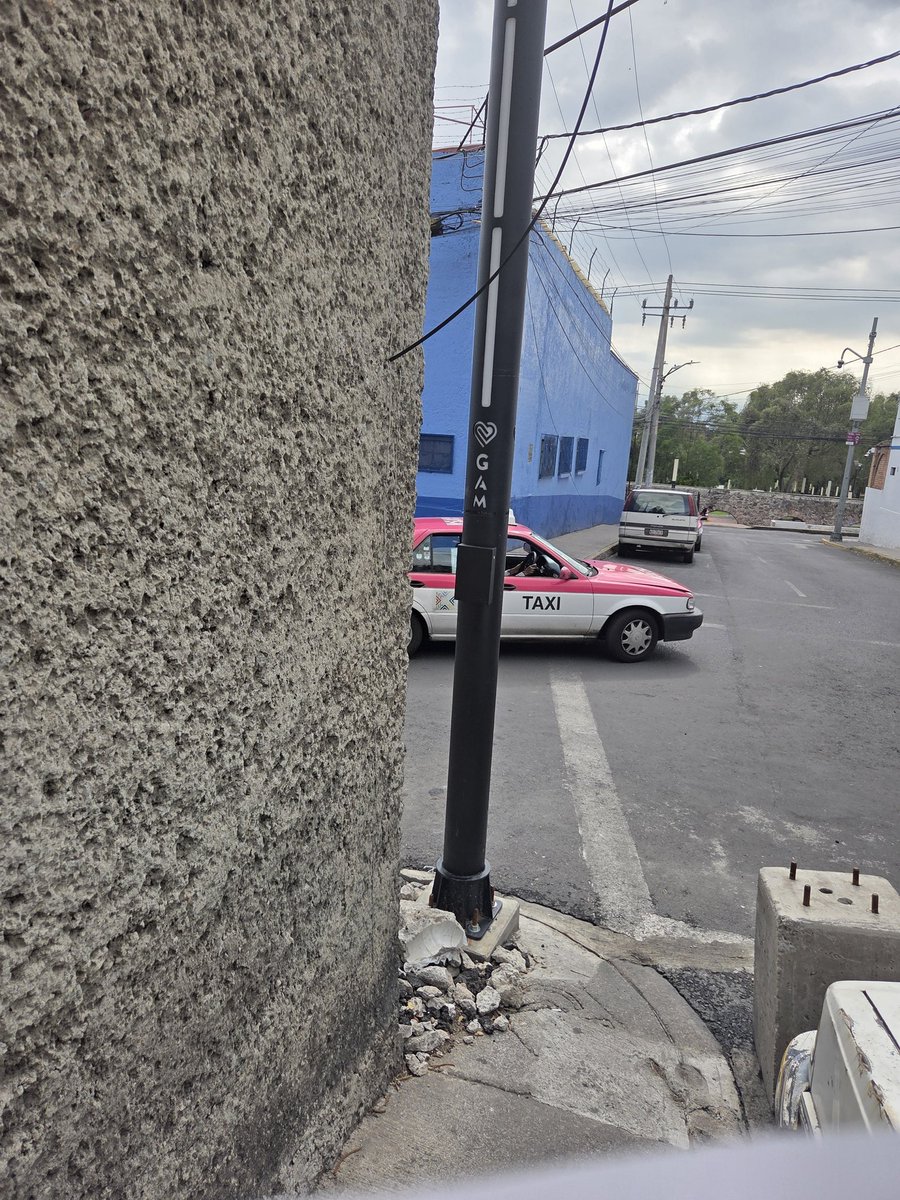 nd_crisanto's tweet photo. @TuAlcaldiaGAM Sigue escombro que dejaron afuera de Allende 63, Rosas del Tepeyac, Gustavo A. Madero, 07010 Ciudad de México, CDMX por poner una lámpara de @TuAlcaldiaGAM desde hace más de 2 meses. @yancolozano https://t.co/eNh6wERqZj