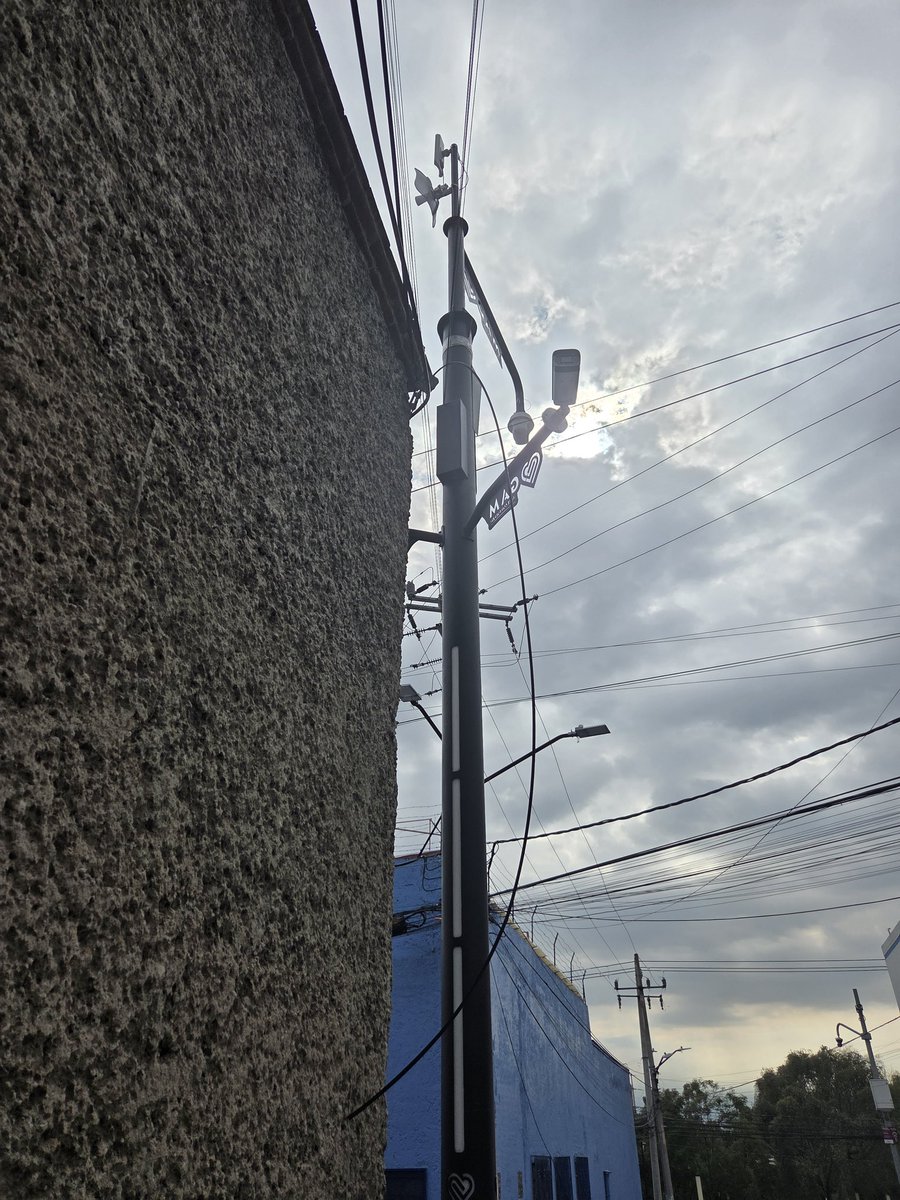 nd_crisanto's tweet photo. @TuAlcaldiaGAM Sigue escombro que dejaron afuera de Allende 63, Rosas del Tepeyac, Gustavo A. Madero, 07010 Ciudad de México, CDMX por poner una lámpara de @TuAlcaldiaGAM desde hace más de 2 meses. @yancolozano https://t.co/UIpfpk3CLv
