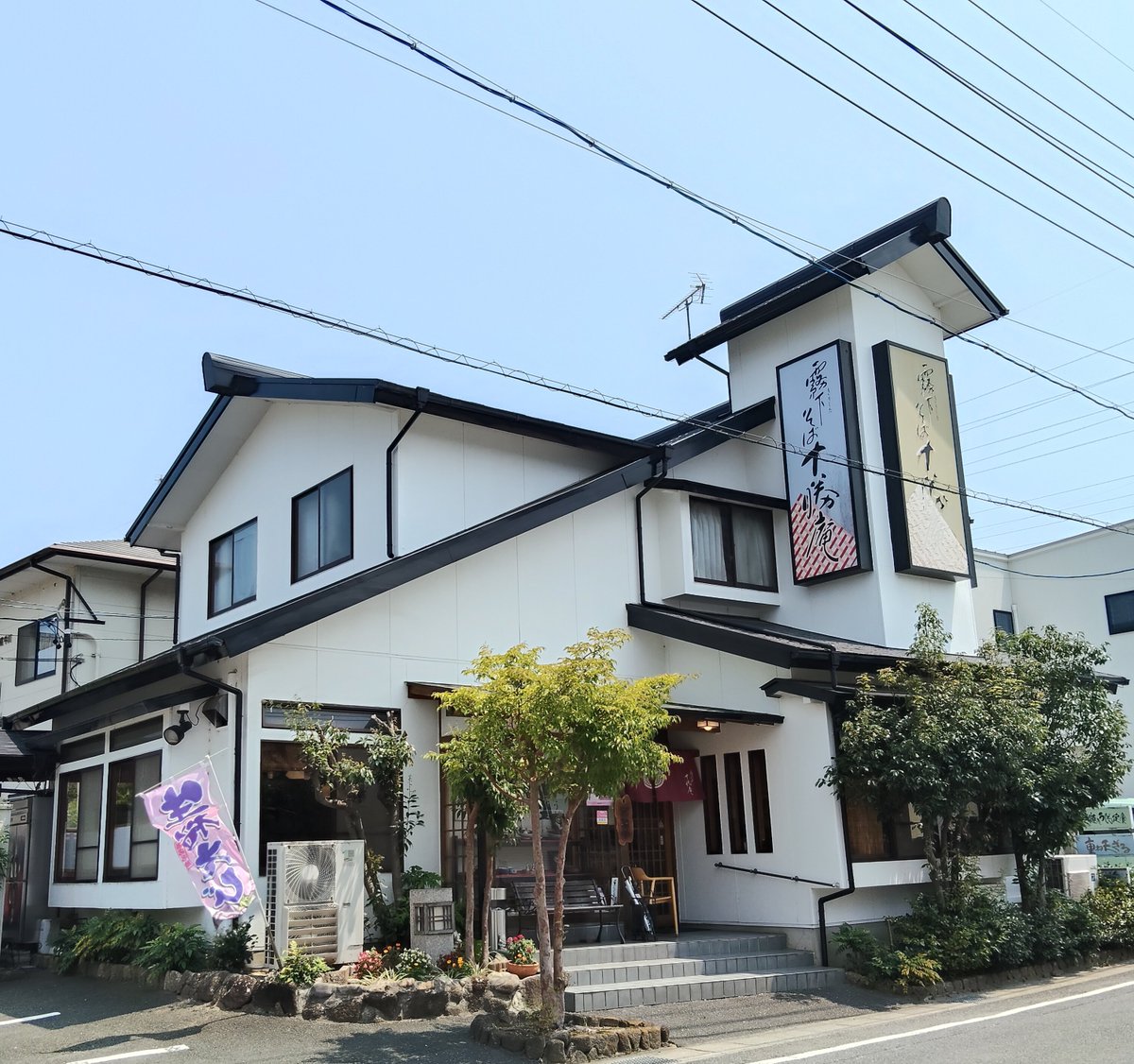 tskeshi_inoue's tweet photo. 十勝庵さんの店内には佐野妙先生の品が多く飾られいました︎✨

さすが競輪場の近くだけあって珍しい品もありました(競輪選手になったほのかちゃん可愛い)

何と最近あの日に雨森たきび先生に関する足跡も😎🎇

皆様自身の目でお確かめ下さい

 #豊橋市 #十勝庵 https://t.co/bLhVo7sO6F