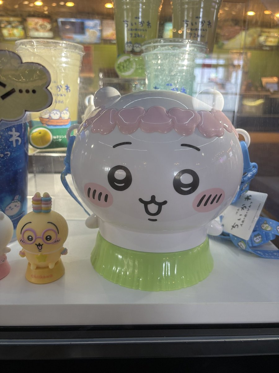 yaaa_hhh's tweet photo. 映画館寄ったらちいかわのポップコーンボックスとセイレーンのドリンク展示されてた❣️かわいすぎてどっちも買うか迷う❣️ https://t.co/grsr53t2r7