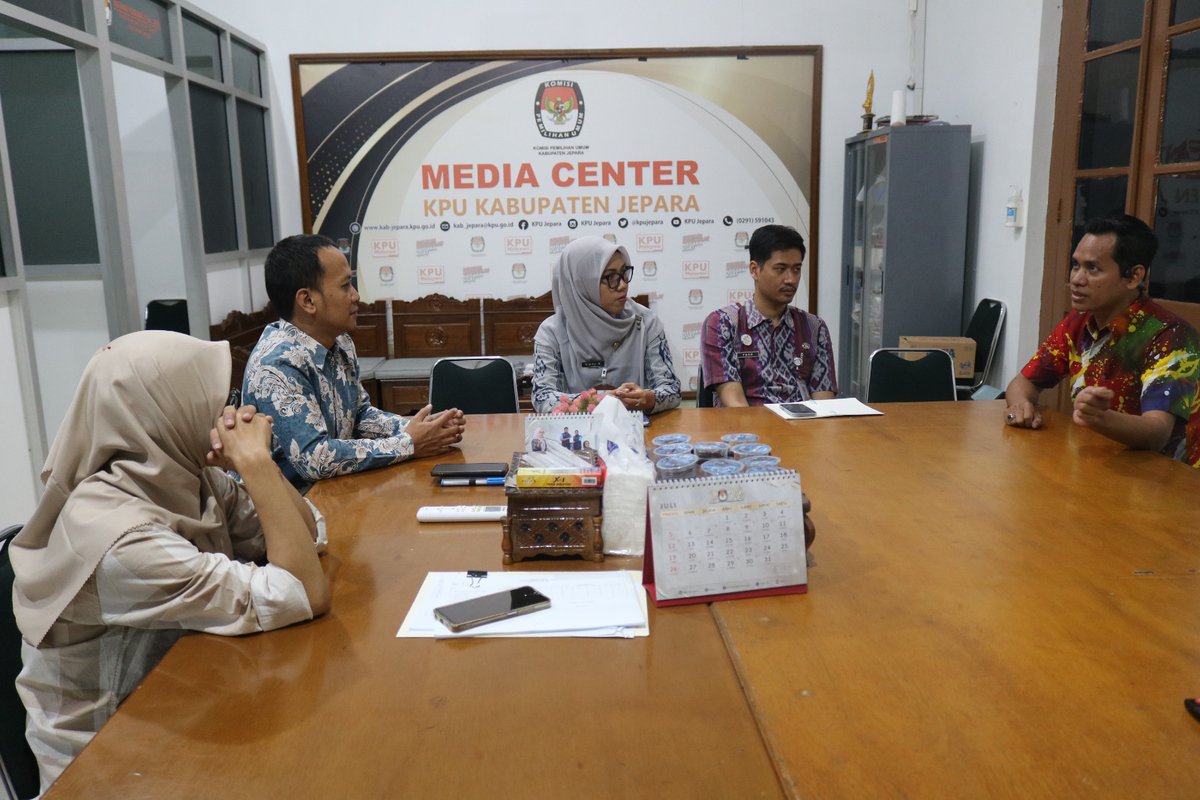 KpuJepara's tweet photo. #TemanPemilih...
KPU Kabupaten Jepara menerima kunjungan Dinas Sosial, Pemberdayaan Masyarakat, dan Desa (Dinsospermasdes) Kabupaten Jepara di Kantor KPU Jepara, Selasa (21/7/2026).

@KPU_ID 
@KPU_Jateng 

#KPUMelayani
#KPUJepara https://t.co/n6oKoUXxa3