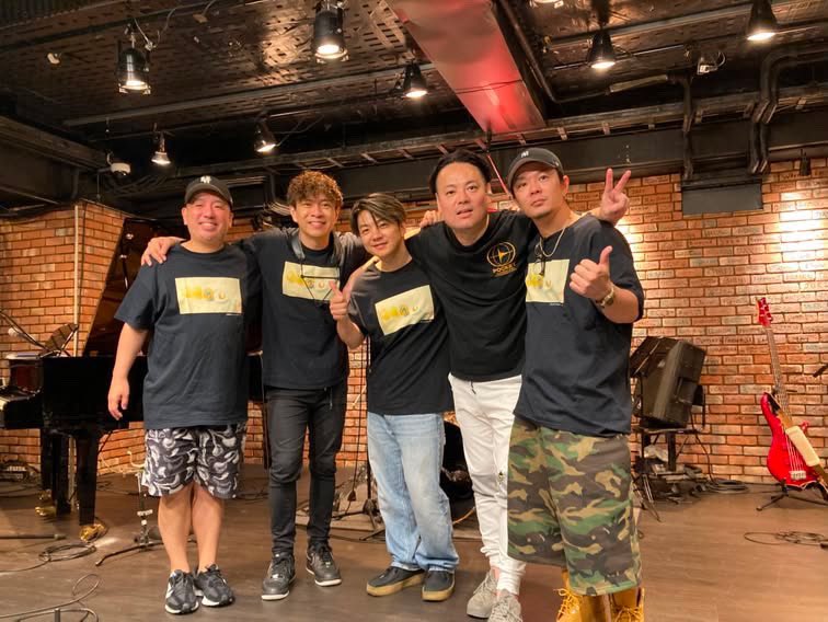 iharaOREBAND's tweet photo. HIMAX vol.25 @赤坂B♭
暑い中御来場本当にありがとうございました！！

メンバーの演奏力、集中力、人間力！流石でした。
木島さんの歌も趣がありましたね😍

ミト君の歌の時に珍しくコーラスしてたのは、その後の自分の歌のための声出しだと思います🤫 https://t.co/ttLgTQowzD