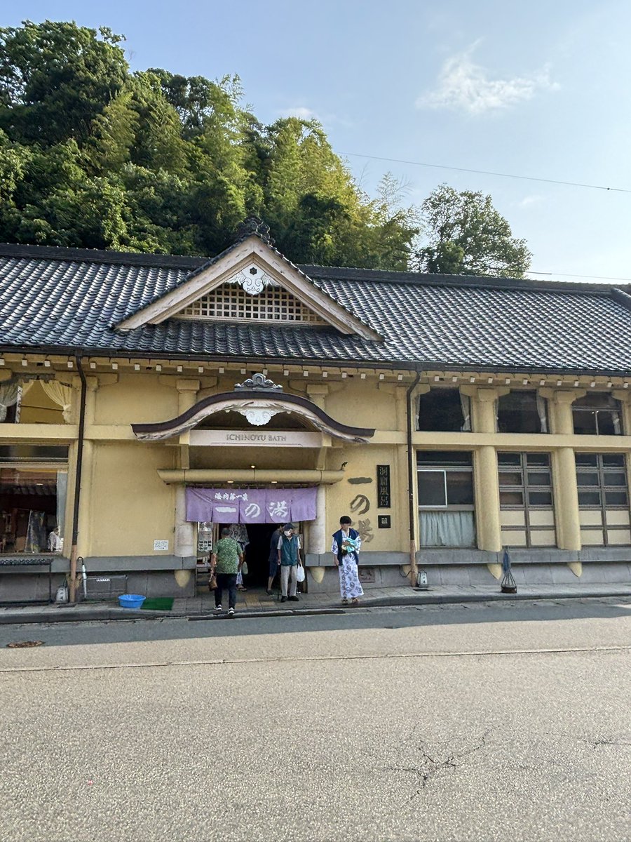Nezu54496608's tweet photo. 先日行った城崎旅行♨️
ＳＡや道の駅にスタンプを置いてあるので、トラベラーズノートに記録していたのですが、外湯にもスタンプあるとは！お風呂セットしか持ってないのに😫
そして帰りに寄った神社にも渋めのスタンプ。
もしかして世の中はスタンプブームなのでしょうか？
#いまる民 https://t.co/4YMF8jUjwC
