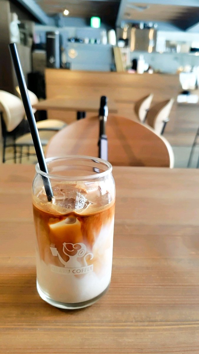 08kuni18's tweet photo. OSARU COFFEE tumugiさんで、食後のアイスラテを飲んでたら、大きな輪さんから、今夜、来られそうなら鍵盤用意しときますよと連絡が。

本夛マキさんのライブやんけ。😲
🙇‍♂️✨️

慌ててタクシーでホテルに戻って、エアコンをガンガンにかけて横になって、体力回復と休息と喉のケアをしました。😅💦 https://t.co/e3MesqWOQb
