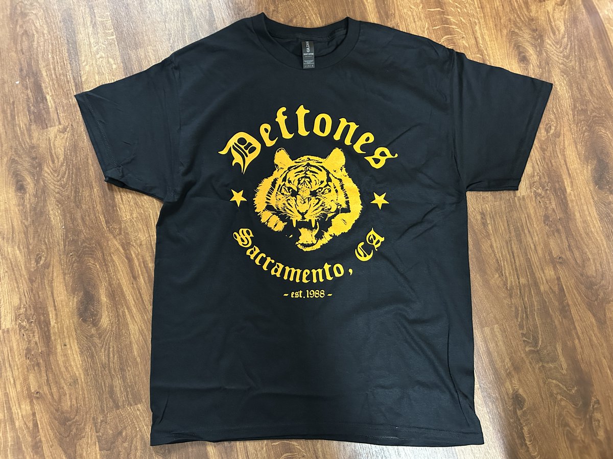 DAWA_FLAKE's tweet photo. DEFTONESのTシャツ。
この前の来日前後に色々仕入れました。
今年は余韻続くでしょう！！
かなり種類あるんでリンク先見てください
   https://t.co/yV3wlMJQBM https://t.co/pHziNn3u6s