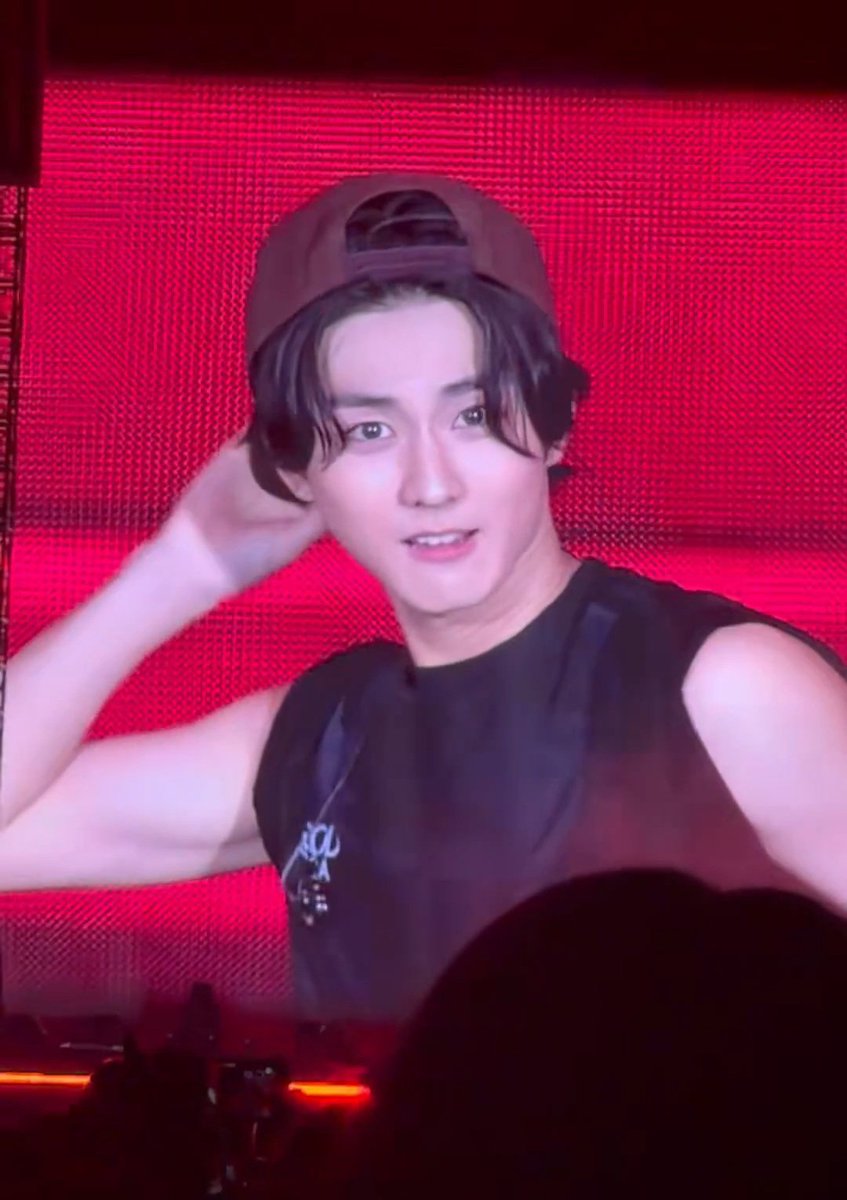 jungwonmy's tweet photo. ok jungwon youre so silly anw those biceps tho uh 🙂‍↔️ https://t.co/kCpjRs3zRd