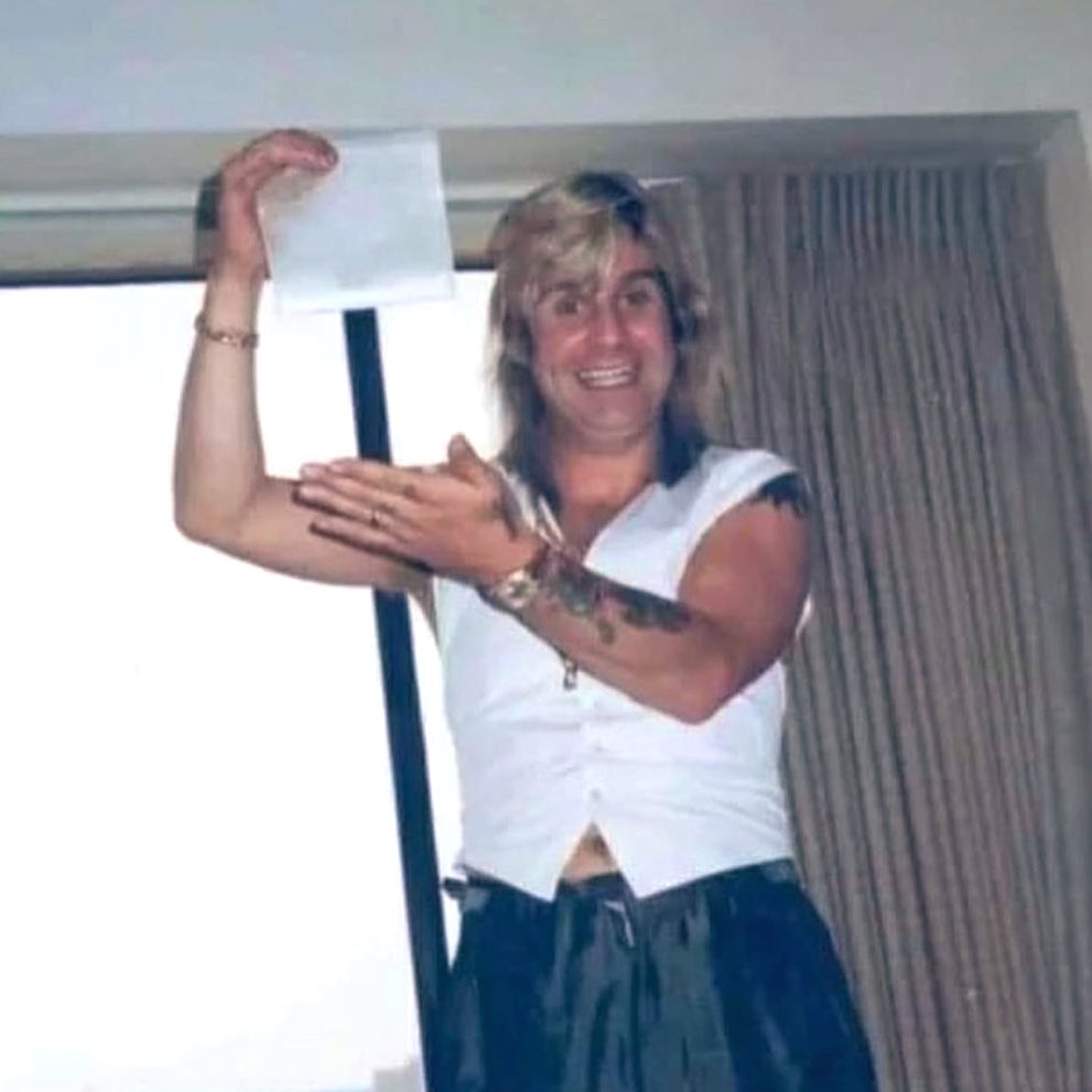 awkwardgoogle's tweet photo. Ozzy Osbourne showing how much sugar he likes in his coffee, 1984 https://t.co/sM7cXv3MID