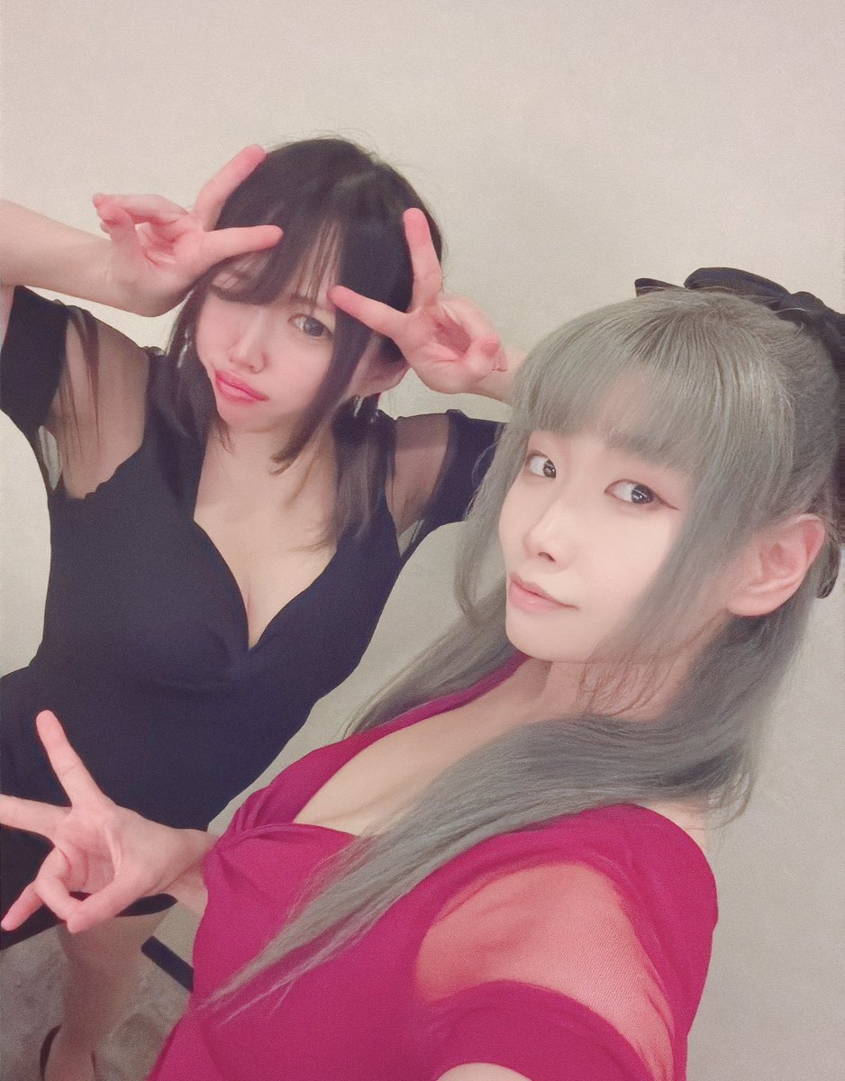riruka_chezmoi's tweet photo. 先日はステラさん(@StellaSusukino)お手伝いさせて頂きました、沢山ご来店頂きありがとうございました🥂✨

皆の衆、お借りした服なっき先輩(本物)とおそろっちだったの気づいていたか？？？ https://t.co/SQrujNYAPf