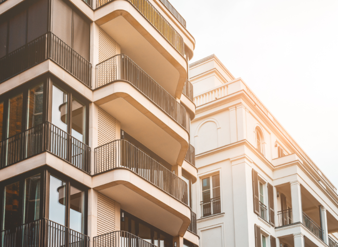 LeaBourseFR's tweet photo. 🚨🇫🇷 Les crédits immo à taux fixes pourraient bien disparaitre en France.

Et cela contrarie (à juste titre) pas mal d'économistes.

En 2007, les États-Unis ont subi la pire crise immobilière depuis 1929.

La principale raison :

Des millions de ménages avaient souscrit des crédits à taux variable (subprimes)... sans réaliser que leurs mensualités pouvaient exploser si les taux montaient.

Quand la Fed a relevé ses taux, tout a basculé :
→ mensualités qui doublent
→ défauts de paiement en chaîne
→ saisies massives

En France, rien de tout ça.
Pas parce que les emprunteurs sont plus prudents (non, non😅)

Mais parce que le taux fixe protège : une mensualité stable, quoi qu’il arrive.

Problème : ce modèle protège les ménages... mais expose les banques.

Elles prêtent à long terme à taux fixe, en se finançant à court terme à taux variable.

Et c’est là que CRR3 entre en jeu.

Ce nouveau règlement européen impose aux banques de mobiliser plus de capital pour couvrir ce risque.

Objectif : sécuriser le système bancaire.
Effet probable : rendre le taux fixe plus cher... et pousser vers le taux variable.

Autrement dit :
La BCE veut protéger les banques européennes...
mais pourrait fragiliser le mécanisme qui a protégé les ménages français lors des crises.