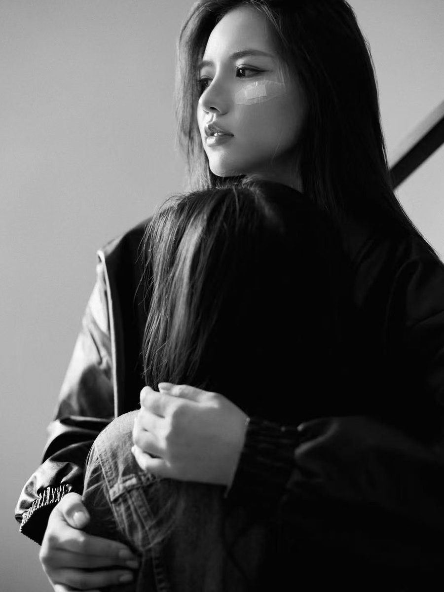 FYQSeven's tweet photo. I’ve already imagined a full story.
Let’s make this the next series — a loyal bodyguard shielding her beloved displaced young heiress.🥰

#MieAya https://t.co/jvViFOtu4W