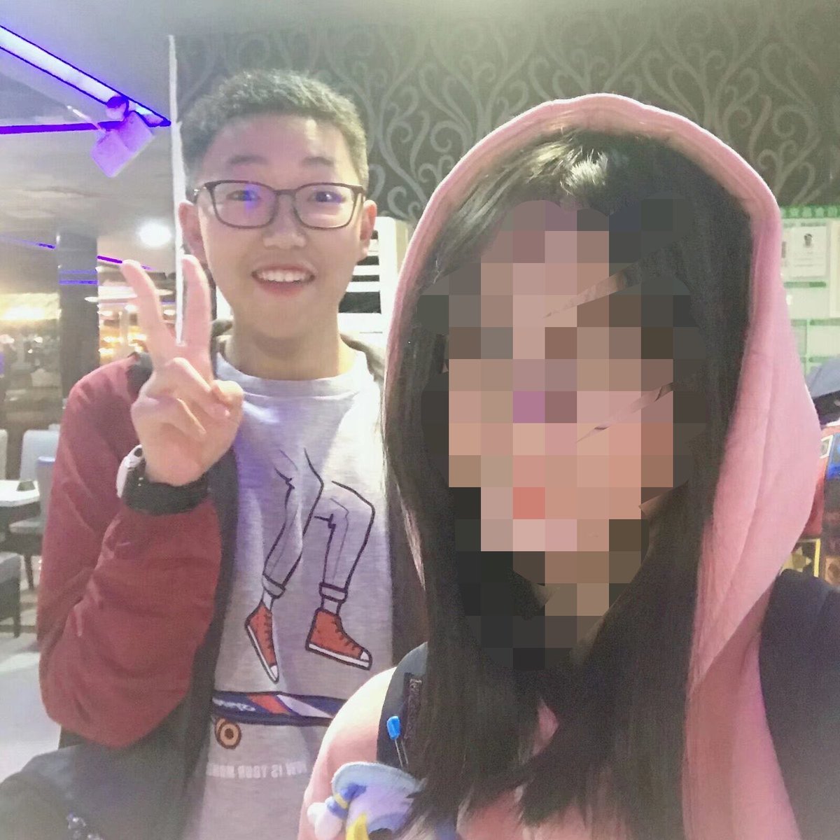 Xyu0041's tweet photo. 看到以前的照片和现在的照片，发现我拍照的时候已经很少笑了
时间到底带给了我什么
痛苦 迷茫 敏感 沉默 脆弱 和对悲伤情绪的感知
时间又带走了什么
天真 勇敢 无知 乐观 幼稚 和笑容
我没资格说自己不幸福
但我永远得不到我想要的那种幸福 https://t.co/aUpR2MG5CJ