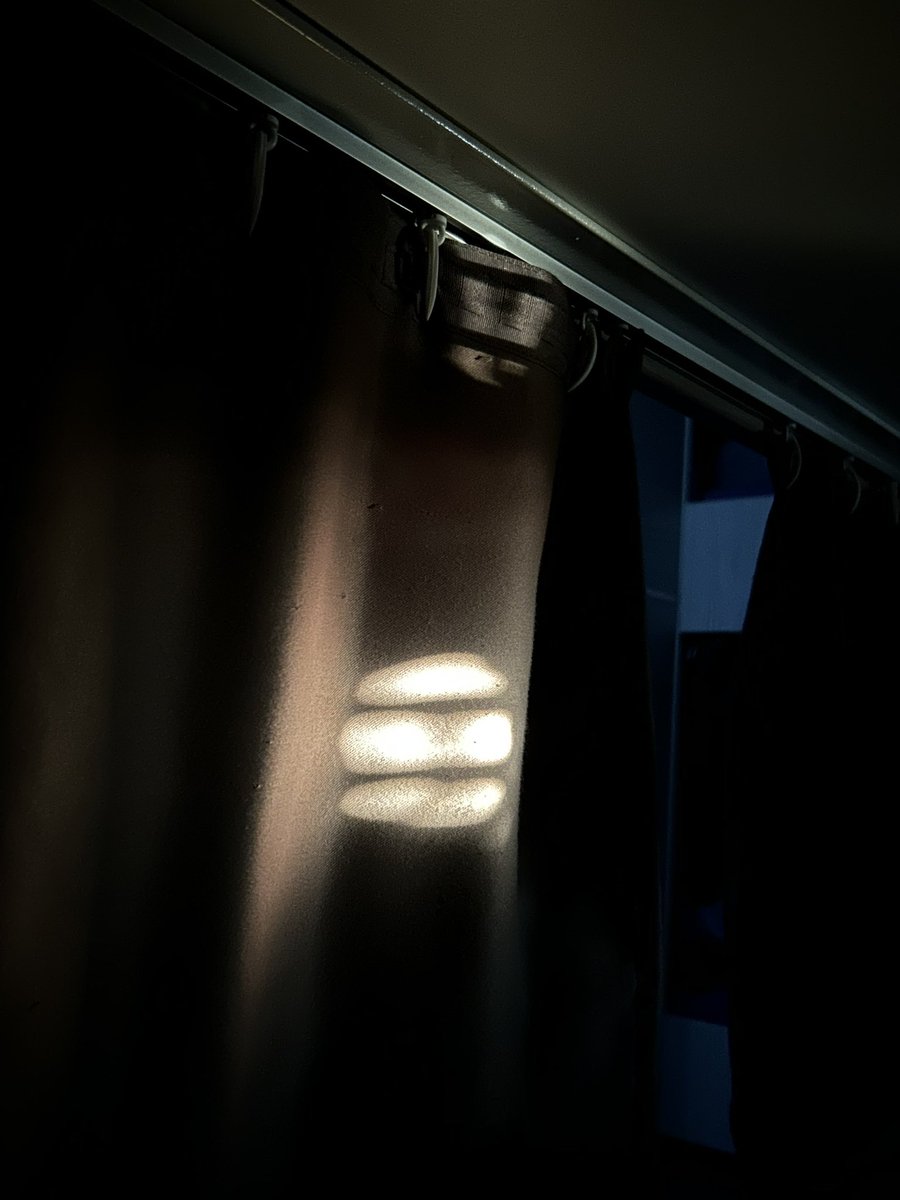 mimirougail's tweet photo. le soleil qui fait le logo BTS dans ma couchette du tourbus c’est un signe de l’univers on va avoir des dates à Paris je pensent https://t.co/W1kdUgpOr1
