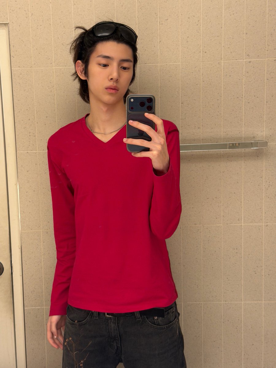 scarlymars's tweet photo. am i crazy or is his face a lot more masculine now https://t.co/57aJrxo6h1