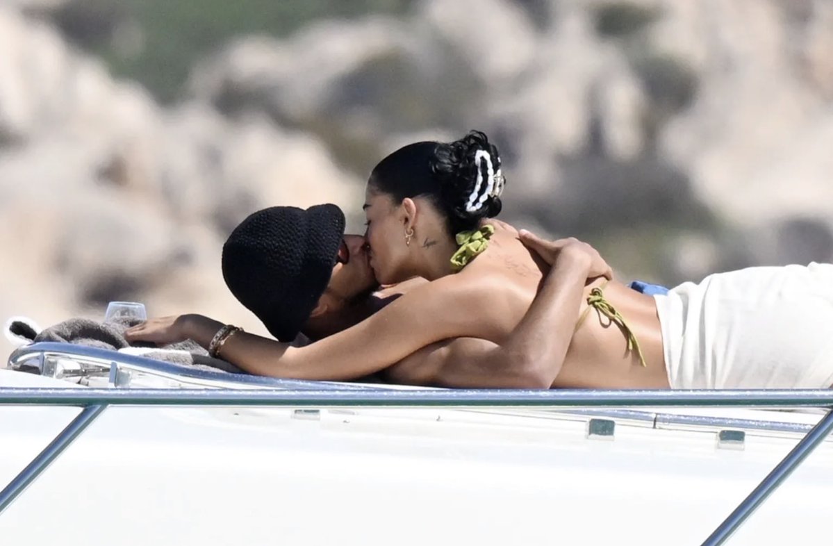 IconAurax's tweet photo. FIFA 2026 favourites Jude Bellingham and his girlfriend, American model Ashlyn Castro, enjoying a summer holiday in Sardinia, Italy. 2025
Their passionate kiss is taking everyone’s attention. https://t.co/AqE4tVtfsr