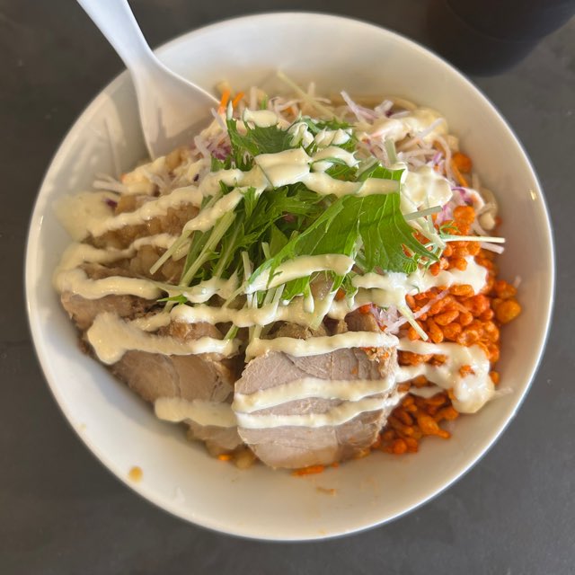 aonegiyamamori's tweet photo. 冷やし中華　AMEMIYA at クスクスラーメン 横川店

今日から開始の冷やし中華へGO!

結論
炭水化物多めのサラダです、コレは

太麺の上に細切りの大根人参水菜
背脂や辛玉、マヨネーズ、
#毎日がラーメン https://t.co/fv7CWXaxxz https://t.co/G86cqNI4sU