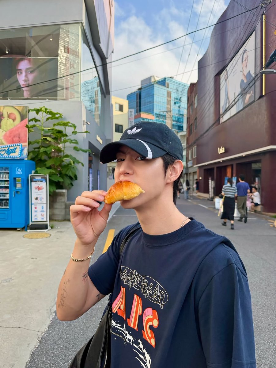 miloxmark1's tweet photo. Mark Tuan did you go back to the same bakery again? 🥐

#MarkTuan @marktuan @DNAmngmnt https://t.co/RHc36cYKzM