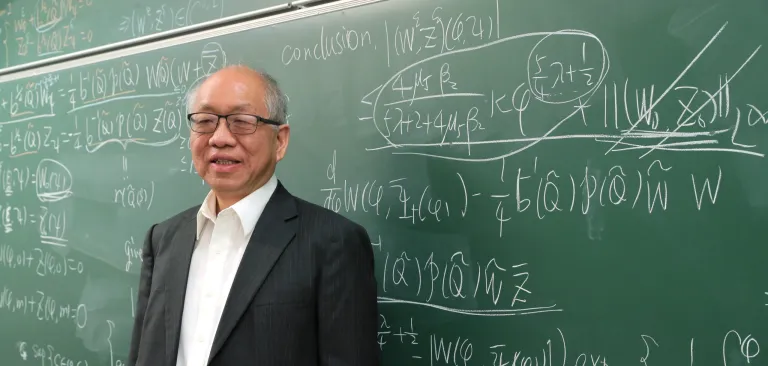 jellycoolgu's tweet photo. 菲尔兹奖（Fields Medal）简介

菲尔兹奖是国际数学界最负盛名的奖项之一。菲尔兹奖（Fields Medal）由加拿大数学家**约翰·查尔斯·菲尔兹（John Charles Fields，1863–1932）**发起设立，

常被称为“年轻数学家的诺贝尔奖”。

菲尔兹的贡献：作为1924年大会秘书的菲尔兹，推动设立奖项。他亲自设计奖章（正面为阿基米德像及拉丁铭文“Transire suum pectus mundoque potiri”——超越自我、掌控世界；背面为大会场景），并从大会盈余和个人遗产中捐赠资金（约47,000美元），在多伦多大学设立信托基金支持奖项。

它由国际数学联合会（IMU, International Mathematical Union）颁发，每4年在国际数学家大会（ICM）开幕式上宣布，最多授予4位数学家。

主要规则和特点：

年龄限制：获奖者必须在获奖当年1月1日未满40岁（即在颁奖前一年12月31日不满40岁）。

奖励对象：表彰在数学领域做出杰出成就的年轻数学家，强调“已完成的工作”以及“对未来研究的鼓励”。

历史：1936年首次颁发（加拿大数学家John Charles Fields设立），因二战中断，1950年恢复。此后每4年一次。

奖品：一枚金质奖章（正面刻有阿基米德像和“Transire suum pectus mundoque potiri”拉丁铭文，背面是大会信息）和奖金（目前约15,000加元，约合人民币7-8万元，数额不高，荣誉价值远超奖金）。

评选：由IMU秘密委员会评选，过程高度保密，委员会名单和讨论记录通常密封75年才公开。历史上曾有争议（如国籍、领域平衡等），但整体公信力极高。

菲尔兹奖与阿贝尔奖（终身成就奖，常被直接称为“数学诺贝尔奖”）互补：菲尔兹奖更侧重“年轻潜力与突破性工作”。

按年份简要名单（国籍按获奖时公民身份，主要来源可靠统计）：

1936（奥斯陆）：Lars Ahlfors（芬兰）、Jesse Douglas（美国）

1950（剑桥，美国）：Laurent Schwartz（法国）、Atle Selberg（挪威）

1954（阿姆斯特丹）：Kunihiko Kodaira（日本）、Jean-Pierre Serre（法国）

1958（爱丁堡）：Klaus Roth（英国）、René Thom（法国）

1962（斯德哥尔摩）：Lars Hörmander（瑞典）、John Milnor（美国）

1966（莫斯科）：Michael Atiyah（英国）、Paul Cohen（美国）、Alexander Grothendieck（法国）、Stephen Smale（美国）

1970（尼斯）：Alan Baker（英国）、Heisuke Hironaka（日本）、Sergei Novikov（苏联）、John G. Thompson（美国）

1974（温哥华）：Enrico Bombieri（意大利）、David Mumford（美国）

1978（赫尔辛基）：Pierre Deligne（比利时）、Charles Fefferman（美国）、Gregori Margulis（苏联）、Daniel Quillen（美国）

1982（华沙）：Alain Connes（法国）、William Thurston（美国）、Shing-Tung Yau（中国）

1986（伯克利）：Simon Donaldson（英国）、Gerd Faltings（德国）、Michael Freedman（美国）

1990（京都）：Vladimir Drinfeld（苏联）、Vaughan Jones（新西兰）、Shigefumi Mori（日本）、Edward Witten（美国）

1994（苏黎世）：Jean Bourgain（比利时）、Pierre-Louis Lions（法国）、Jean-Christophe Yoccoz（法国）、Efim Zelmanov（俄罗斯）

1998（柏林）：Richard Borcherds（英国）、Timothy Gowers（英国）、Maxim Kontsevich（俄罗斯）、Curtis McMullen（美国）

2002（北京）：Laurent Lafforgue（法国）、Vladimir Voevodsky（俄罗斯）

2006（马德里）：Andrei Okounkov（俄罗斯）、Grigori Perelman（俄罗斯，拒绝）、Terence Tao（澳大利亚）、Wendelin Werner（法国）

2010（海得拉巴）：Ngô Bảo Châu（越南）、Elon Lindenstrauss（以色列）、Stanislav Smirnov（俄罗斯）、Cédric Villani（法国）

2014（首尔）：Artur Avila（巴西）、Manjul Bhargava（加拿大）、Martin Hairer（奥地利）、Maryam Mirzakhani（伊朗，首位女性）

2018（里约）：Caucher Birkar（英国）、Alessio Figalli（意大利）、Peter Scholze（德国）、Akshay Venkatesh（澳大利亚）

2022（赫尔辛基）：Maryna Viazovska（乌克兰，第二位女性）、James Maynard（英国）、June Huh（美国）、Hugo Duminil-Copin（法国）

2026年：将于2026年7月23日在费城ICM开幕式上宣布（目前尚未正式公布）。

按国籍统计（获奖时公民身份）根据可靠统计（注1），美国获奖者最多（得益于强大研究环境和国际吸引力），其次是法国、英国、俄罗斯/苏联等。

注1：以获奖时公民身份为准，部分获奖者后期国籍或工作地变化

截至目前（2026年尚未正式公布），菲尔兹奖实际获奖的华人学者（包括华裔/中国血统）共有2人

具体名单：

（1）丘成桐（Shing-Tung Yau）获奖年份：1982年（华沙ICM）。

国籍/背景：获奖时常列为中国（出生于中国广东汕头，后移居香港、美国）。
主要贡献：在偏微分方程、卡拉比-丘流形（Calabi-Yau manifolds）等领域做出开创性工作，对弦理论和几何分析影响深远。首位获此殊荣的华人数学家。

（2）陶哲轩（Terence Tao）获奖年份：2006年（马德里ICM）。

国籍/背景：澳大利亚籍，父母为香港移民（华裔）。出生于澳大利亚，阿德莱德长大，后在加州大学洛杉矶分校（UCLA）工作，常被视为杰出华裔代表。
主要贡献：调和分析、偏微分方程、数论、组合数学等多领域（“绿眼怪物”问题、素数在算术级数中的分布等）。被誉为“数学天才”。

图片来源：
@grok 
https://t.co/wfc15vH8fI
https://t.co/7tXkZGGxr2

参考：
https://t.co/fc9OFB1r7v
https://t.co/Rsy7l7i4Sx
https://t.co/vqkoh3vqtu