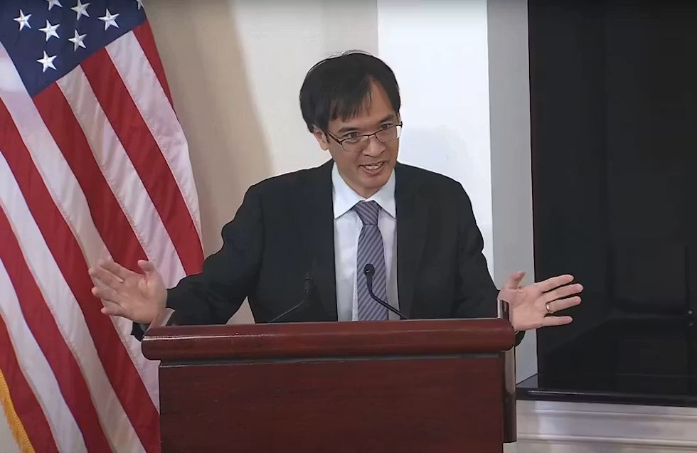 jellycoolgu's tweet photo. 菲尔兹奖（Fields Medal）简介

菲尔兹奖是国际数学界最负盛名的奖项之一。菲尔兹奖（Fields Medal）由加拿大数学家**约翰·查尔斯·菲尔兹（John Charles Fields，1863–1932）**发起设立，

常被称为“年轻数学家的诺贝尔奖”。

菲尔兹的贡献：作为1924年大会秘书的菲尔兹，推动设立奖项。他亲自设计奖章（正面为阿基米德像及拉丁铭文“Transire suum pectus mundoque potiri”——超越自我、掌控世界；背面为大会场景），并从大会盈余和个人遗产中捐赠资金（约47,000美元），在多伦多大学设立信托基金支持奖项。

它由国际数学联合会（IMU, International Mathematical Union）颁发，每4年在国际数学家大会（ICM）开幕式上宣布，最多授予4位数学家。

主要规则和特点：

年龄限制：获奖者必须在获奖当年1月1日未满40岁（即在颁奖前一年12月31日不满40岁）。

奖励对象：表彰在数学领域做出杰出成就的年轻数学家，强调“已完成的工作”以及“对未来研究的鼓励”。

历史：1936年首次颁发（加拿大数学家John Charles Fields设立），因二战中断，1950年恢复。此后每4年一次。

奖品：一枚金质奖章（正面刻有阿基米德像和“Transire suum pectus mundoque potiri”拉丁铭文，背面是大会信息）和奖金（目前约15,000加元，约合人民币7-8万元，数额不高，荣誉价值远超奖金）。

评选：由IMU秘密委员会评选，过程高度保密，委员会名单和讨论记录通常密封75年才公开。历史上曾有争议（如国籍、领域平衡等），但整体公信力极高。

菲尔兹奖与阿贝尔奖（终身成就奖，常被直接称为“数学诺贝尔奖”）互补：菲尔兹奖更侧重“年轻潜力与突破性工作”。

按年份简要名单（国籍按获奖时公民身份，主要来源可靠统计）：

1936（奥斯陆）：Lars Ahlfors（芬兰）、Jesse Douglas（美国）

1950（剑桥，美国）：Laurent Schwartz（法国）、Atle Selberg（挪威）

1954（阿姆斯特丹）：Kunihiko Kodaira（日本）、Jean-Pierre Serre（法国）

1958（爱丁堡）：Klaus Roth（英国）、René Thom（法国）

1962（斯德哥尔摩）：Lars Hörmander（瑞典）、John Milnor（美国）

1966（莫斯科）：Michael Atiyah（英国）、Paul Cohen（美国）、Alexander Grothendieck（法国）、Stephen Smale（美国）

1970（尼斯）：Alan Baker（英国）、Heisuke Hironaka（日本）、Sergei Novikov（苏联）、John G. Thompson（美国）

1974（温哥华）：Enrico Bombieri（意大利）、David Mumford（美国）

1978（赫尔辛基）：Pierre Deligne（比利时）、Charles Fefferman（美国）、Gregori Margulis（苏联）、Daniel Quillen（美国）

1982（华沙）：Alain Connes（法国）、William Thurston（美国）、Shing-Tung Yau（中国）

1986（伯克利）：Simon Donaldson（英国）、Gerd Faltings（德国）、Michael Freedman（美国）

1990（京都）：Vladimir Drinfeld（苏联）、Vaughan Jones（新西兰）、Shigefumi Mori（日本）、Edward Witten（美国）

1994（苏黎世）：Jean Bourgain（比利时）、Pierre-Louis Lions（法国）、Jean-Christophe Yoccoz（法国）、Efim Zelmanov（俄罗斯）

1998（柏林）：Richard Borcherds（英国）、Timothy Gowers（英国）、Maxim Kontsevich（俄罗斯）、Curtis McMullen（美国）

2002（北京）：Laurent Lafforgue（法国）、Vladimir Voevodsky（俄罗斯）

2006（马德里）：Andrei Okounkov（俄罗斯）、Grigori Perelman（俄罗斯，拒绝）、Terence Tao（澳大利亚）、Wendelin Werner（法国）

2010（海得拉巴）：Ngô Bảo Châu（越南）、Elon Lindenstrauss（以色列）、Stanislav Smirnov（俄罗斯）、Cédric Villani（法国）

2014（首尔）：Artur Avila（巴西）、Manjul Bhargava（加拿大）、Martin Hairer（奥地利）、Maryam Mirzakhani（伊朗，首位女性）

2018（里约）：Caucher Birkar（英国）、Alessio Figalli（意大利）、Peter Scholze（德国）、Akshay Venkatesh（澳大利亚）

2022（赫尔辛基）：Maryna Viazovska（乌克兰，第二位女性）、James Maynard（英国）、June Huh（美国）、Hugo Duminil-Copin（法国）

2026年：将于2026年7月23日在费城ICM开幕式上宣布（目前尚未正式公布）。

按国籍统计（获奖时公民身份）根据可靠统计（注1），美国获奖者最多（得益于强大研究环境和国际吸引力），其次是法国、英国、俄罗斯/苏联等。

注1：以获奖时公民身份为准，部分获奖者后期国籍或工作地变化

截至目前（2026年尚未正式公布），菲尔兹奖实际获奖的华人学者（包括华裔/中国血统）共有2人

具体名单：

（1）丘成桐（Shing-Tung Yau）获奖年份：1982年（华沙ICM）。

国籍/背景：获奖时常列为中国（出生于中国广东汕头，后移居香港、美国）。
主要贡献：在偏微分方程、卡拉比-丘流形（Calabi-Yau manifolds）等领域做出开创性工作，对弦理论和几何分析影响深远。首位获此殊荣的华人数学家。

（2）陶哲轩（Terence Tao）获奖年份：2006年（马德里ICM）。

国籍/背景：澳大利亚籍，父母为香港移民（华裔）。出生于澳大利亚，阿德莱德长大，后在加州大学洛杉矶分校（UCLA）工作，常被视为杰出华裔代表。
主要贡献：调和分析、偏微分方程、数论、组合数学等多领域（“绿眼怪物”问题、素数在算术级数中的分布等）。被誉为“数学天才”。

图片来源：
@grok 
https://t.co/wfc15vH8fI
https://t.co/7tXkZGGxr2

参考：
https://t.co/fc9OFB1r7v
https://t.co/Rsy7l7i4Sx
https://t.co/vqkoh3vqtu