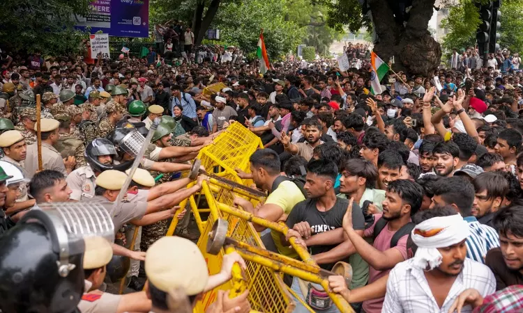 LiveLawIndia's tweet photo. #BREAKING Counsel mentions before #SupremeCourt issue of students being beaten up by Delhi Police during #CJPProtest

Counsel: Students have been beaten up. They have 3 prayers...I have videos...

CJI: Don't waste our time. We don't want to watch any videos.