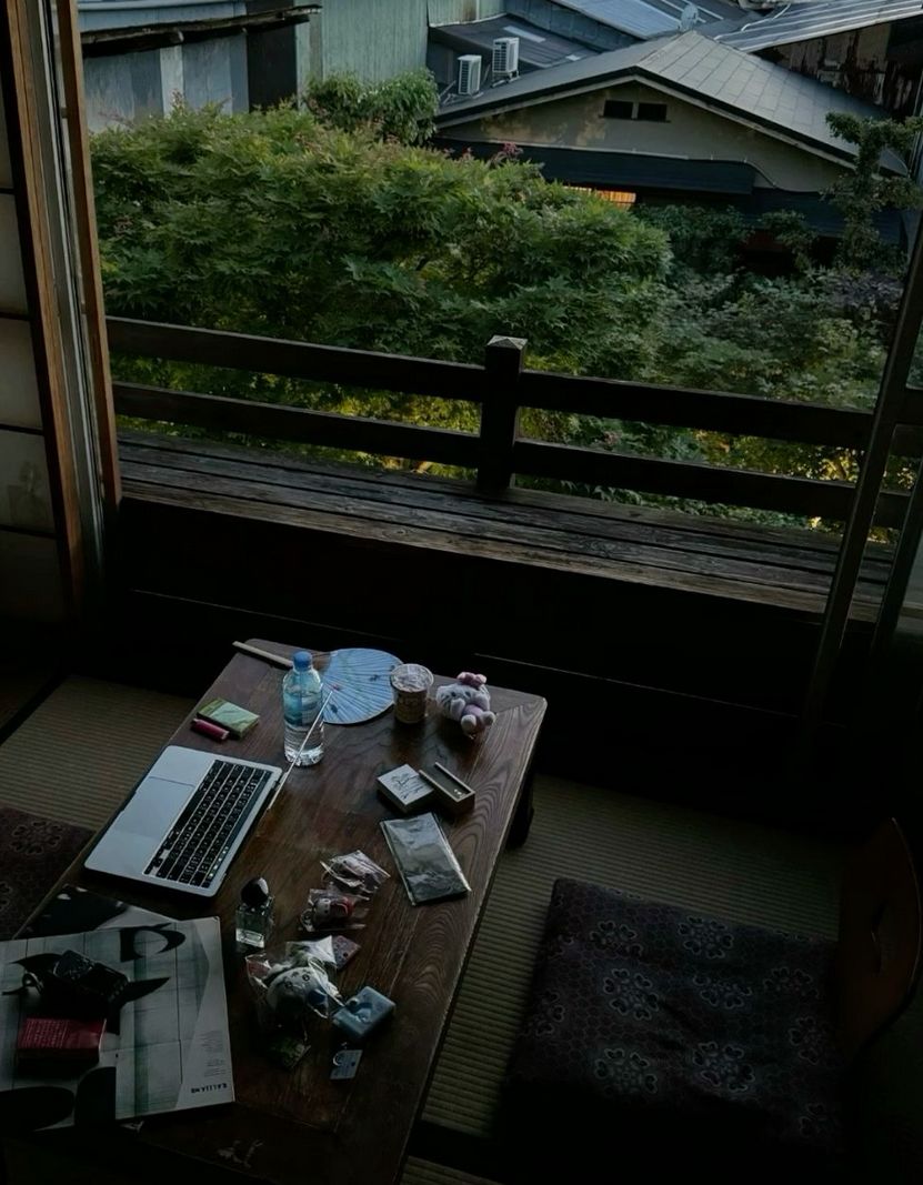 alejand90502380's tweet photo. The cat greeted me at the door like I'd been gone for years and I can't even be mad ⭐ https://t.co/CqtfR3r3IC