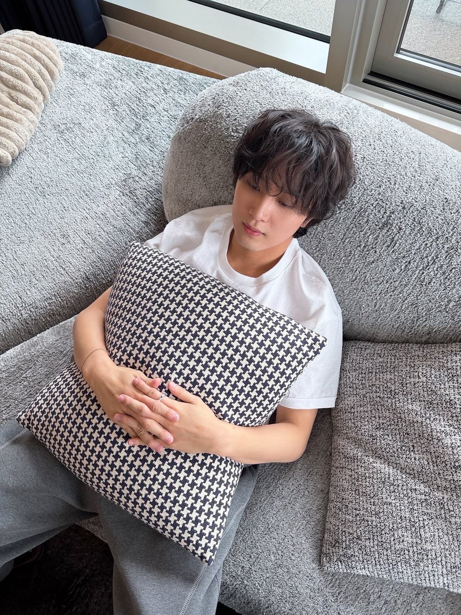 chohyvck's tweet photo. “Aku berat loh, 55kg.”

“Kak. Kamu cuma seberat beban pemanasan aku kalo gym.”

MAHA DAHSYAT BERONDONG 😭😭😭 https://t.co/xnYvAJ1qmM