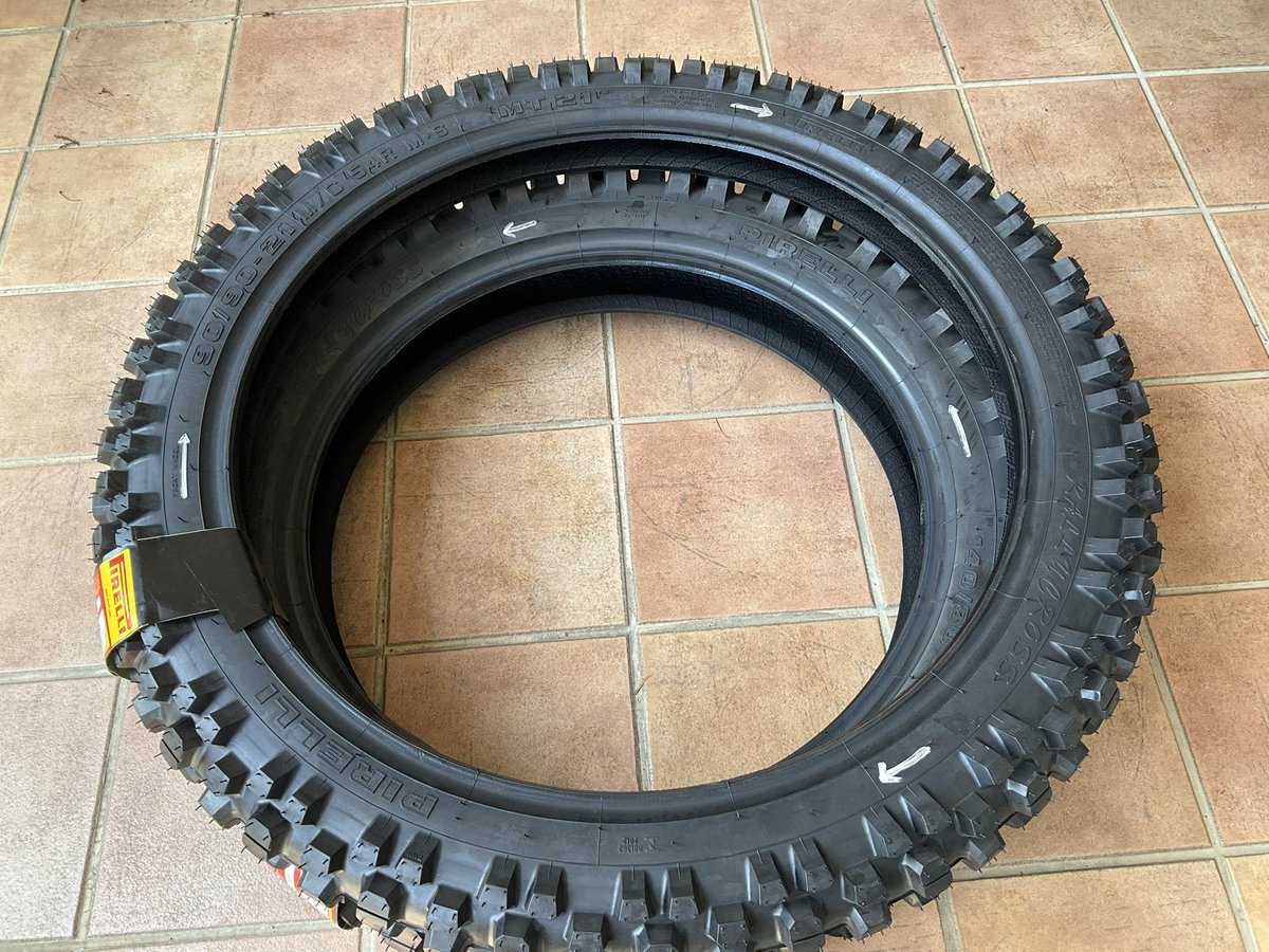 KTM819O4's tweet photo. #PIRELLI #MT21 #回転方向あり #表示が片側1箇所 #回転方向追記 https://t.co/j4aoKqAfFn