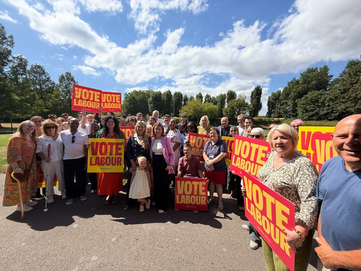 Danieljmw_'s tweet photo. Great afternoon today with Portsmouth Labour Louise Haigh and Amanda Martin MP with discussions revolving around how this Labour government is devolving power giving control to local communities taking power out of Westminster 🌹 https://t.co/7a94JJAv74