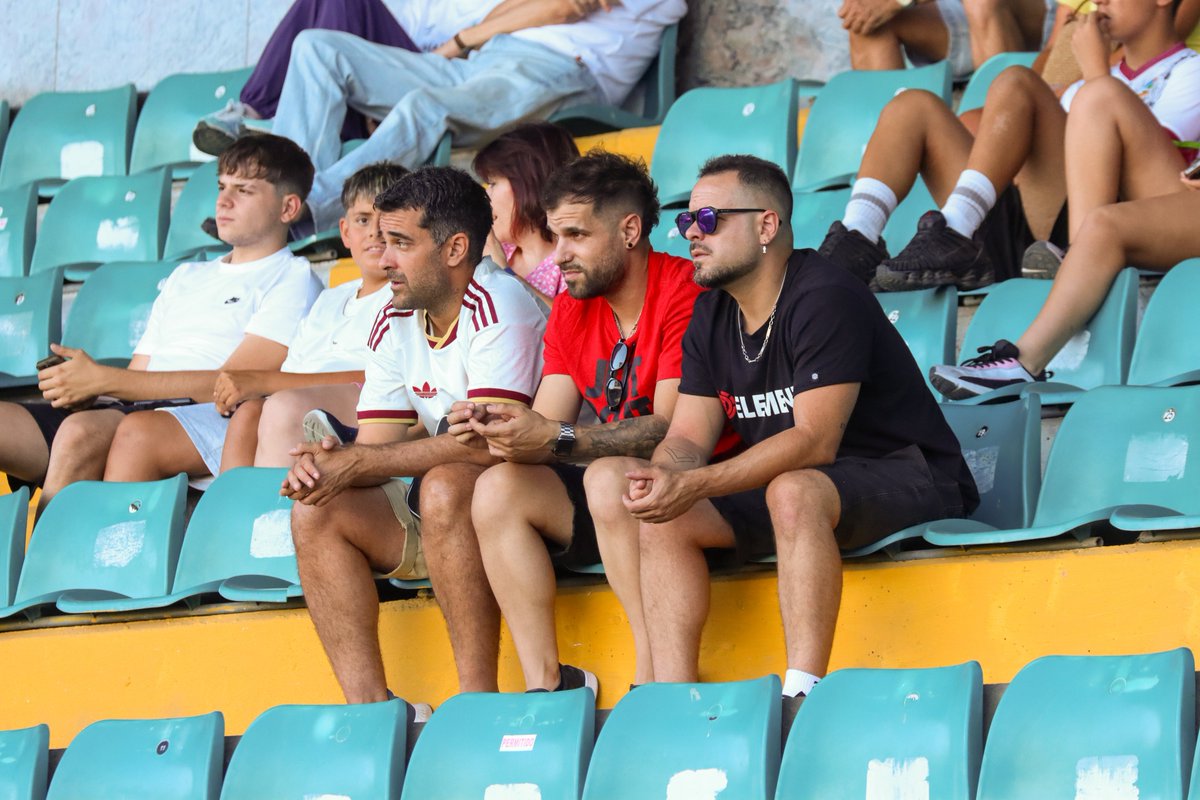 SalamancaCFUDS's tweet photo. ¡Nos emociona comprobar que tenéis ganas de UDS! 🙌🏼🥹

Gracias por cada aplauso, por cada reacción a los goles, acciones o paradas, GRACIAS por estar 🫂

¡Seguimos trabajando muy duro por llegar al 200% al inicio de liga! Mañana, desde las 9:30h, nueva sesión en Las Pistas 🔜

#TodoEmpiezaAquí 
#UnidosParaCrecer