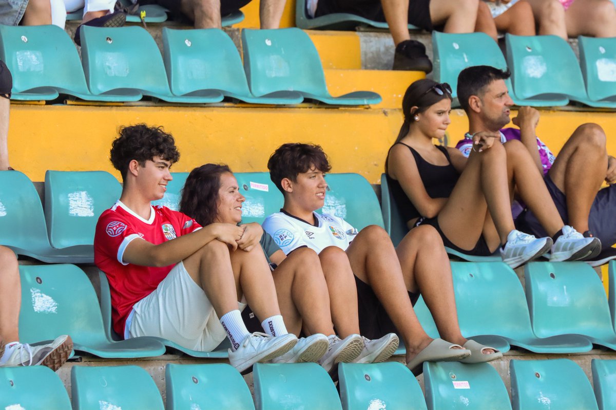 SalamancaCFUDS's tweet photo. ¡Nos emociona comprobar que tenéis ganas de UDS! 🙌🏼🥹

Gracias por cada aplauso, por cada reacción a los goles, acciones o paradas, GRACIAS por estar 🫂

¡Seguimos trabajando muy duro por llegar al 200% al inicio de liga! Mañana, desde las 9:30h, nueva sesión en Las Pistas 🔜

#TodoEmpiezaAquí 
#UnidosParaCrecer