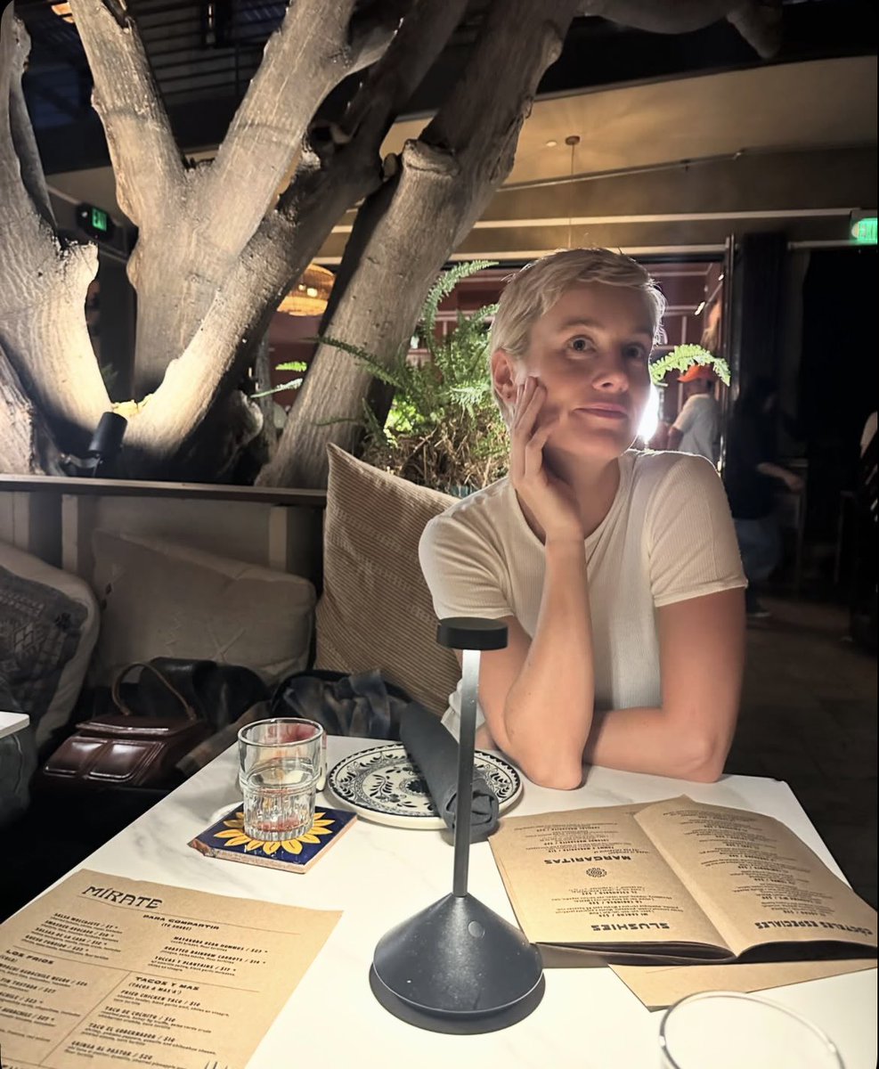 brielarsonbr's tweet photo. 📸| Brie Larson no restaurante ‘Mírate’ em Los Feliz via Party People. https://t.co/QOMV4KMyPp