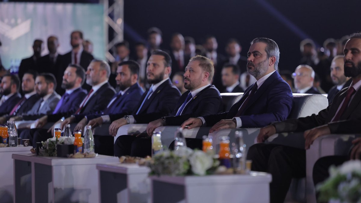 syrianmofaex's tweet photo. شارك وزير الخارجية والمغتربين السيد أسعد حسن الشيباني في مراسم افتتاح مطار دير الزور الدولي، بحضور فعاليات رسمية وأهلية من المحافظة.

وألقى السيد الوزير كلمة أكد فيها أهمية محافظة دير الزور بوصفها ركيزة أساسية في مسيرة تعافي سوريا، مشددًا على أن استعادة البلاد لعافيتها الكاملة تبدأ بتعافي شرقها وعودة الحياة إلى مختلف مناطقه، بما يعزز مسيرة التنمية والاستقرار في عموم البلاد.