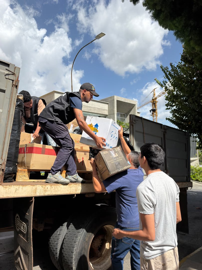 VenteVenezuela's tweet photo. #TodosConVzla | ¡Llegaron 7 toneladas de ayuda humanitaria desde España! 🇻🇪🇪🇸

Recibimos un nuevo camión cargado con insumos y suministros vitales para atender a las familias afectadas por la contingencia. https://t.co/QbGI6YOdgl