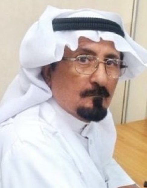 m69mf's tweet photo. علي الزين يابوطلال ♥︎

أسم متداول كنت أسمع عنه في المجالس  قبل أن أراه وزاملته أثناء فترة الأحتلال بقاعدة الملك خالد العسكريه بحفر الباطن وبعد التحريرا دائما أشوفه بديوان المغفور له سالم العلي اسبوعيا تقريبا وياطيب حظي إذا جلست بجانبه أدردش معه وكان مقرب للشيخ تربطهم هواية حب الأبل هو البدوي الذي تربى على الفطره والطيبه يقول بأحد مقابلاته :

ولدت في أم نقا بالبادية وكنا ننتقل بين الايرق والطويل والشق الرعي الإبل والأغنام
تقدمت للالتحاق بالجيش فقبلت من ضمن 7 أشخاص فقط وبعد فترة وجيزة عملت مدربا
الحرس الوطني كان له دور بارز في مقاومة المحتل الغاصب وتحرير أرضنا الطيبة
أكلت أوراق الشجر من الجوع وانعزلنا في سيناء بعد احتلال إسرائيل لقناة السويس.

هو الوجيه الذي إذا ذكرت أسمه دائما تسبقها كلمة 'ونعم' كنت مسافر للرياض ووقفت
عند محطة بانزين وبجانبي شخص سعودي يعبي بانزين سلم ويسأل من ضمن السوالف قالي تعرف ابوطلال فلاح مشلح قلت أي والله
اعرفه واخذ يسألني عنه خلصت بانزين 
ابي احاسب قالي العامل الرجال اللي يسولف معاك دفع ومشى والله حتى اسمه ماعرفته..

عظم الله أجركم 
أهل الكويت وأهل صليبخات وجيرانه بالذات وأجر كل من 
يعرف ابوطلال الحبيب  كريم الجاه والوجه ربي 
يتقبلك قبول حسن ويسكنك فسيح جناته ويبارك باولادك الذين تربو على نهجك وطيبة قلبك وحبك للناس جميعا ☝️

#فلاح_مشلح_الهاجري
#الحمدلله_دائماً_وابداً