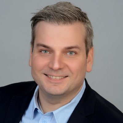 jreichelt's tweet photo. I'm ready to call it: Schwalm und Eck, die zusammen die Wortwitz-Kneipe Schwalmeck aufmachen könnten, in die aber nie jemand gehen würde außer vielleicht Robin Alexander, der immer einen aufs Haus bekommt, holen allein mit ihren abgehalfterten Rhino-Tweets und ihren trübseligen Mit-Merz-kommt-jetzt-dich-noch-die-Wende-Takes bei jeder Wahl drei bis fünf Punkte für die AfD. Einfach nur, weil die Leute dieses Zeug nicht mehr ertragen. 🦏