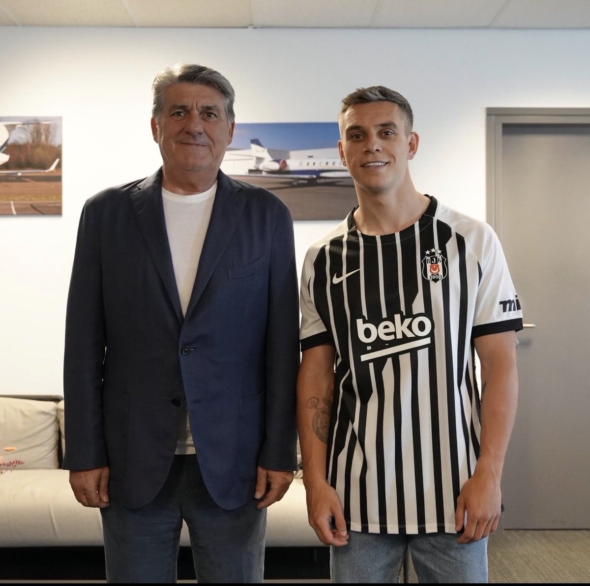 TribunHubx's tweet photo. 🚨"Trossard’dan sevindirici haber"

"Bugün lisansı çıkarılan Leandro Trossard, Hradec Kralove maçları öncesinde UEFA listesine eklendi." https://t.co/gR157XI7tK