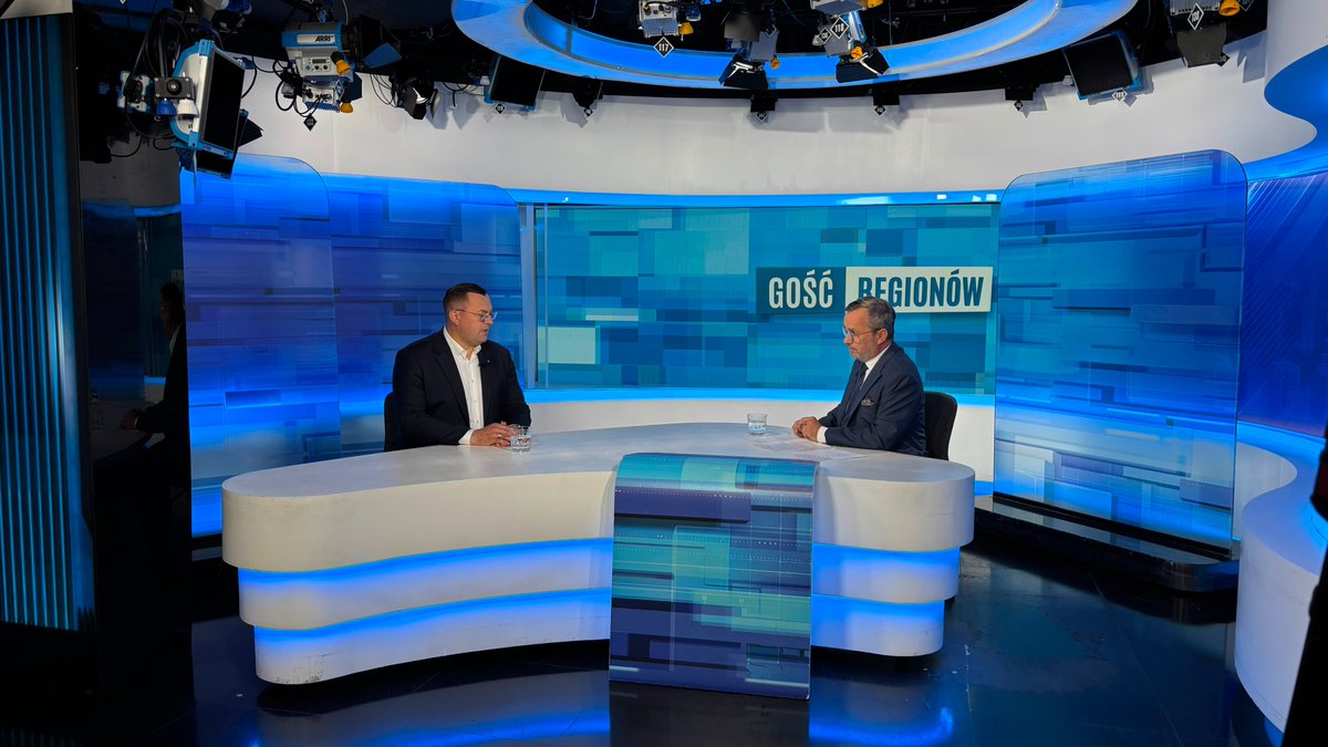 MRiRW_GOV_PL's tweet photo. Minister @StefanKrajewski w @TVP3Regiony  
💬 Moim celem na kolejny rok jest skrócenie łańcuchów dostaw, wzmocnienie roli rolników na rynku oraz budowanie odporności gospodarstw na kryzysy geopolityczne i klimatyczne https://t.co/pnSZvLmZUN