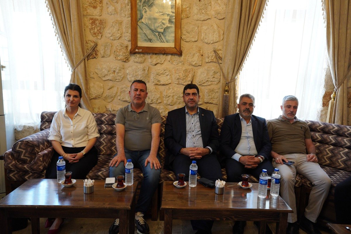 enginugurh's tweet photo. 📍 Savur'da Aylık İlçe Başkanları Toplantısı

AK Parti Mardin İl Başkanımız Sayın Mehmet Uncu başkanlığında, Aylık İlçe Başkanları Toplantımızı Savur'umuzda gerçekleştirdik.
Toplantı sonrası İl Başkanımız Sayın Mehmet Uncu,
•İl Teşkilat Başkanımız İbrahim Andiç,
•Kızıltepe İlçe Başkanımız Bülent Şahin,
•Nusaybin İlçe Başkanımız İrfan Yıldızoğlu,
•Midyat İlçe Başkanımız Attila Yarış,
•Mazıdağı İlçe Başkanımız Mehmet Denli,
•Derik İlçe Başkanımız Süleyman Karahan,
•Artuklu İlçe Başkanımız Yavuz Çaltekin,
•Dargeçit İlçe Başkanımız Mehmet Kılıç,
•Yeşilli İlçe Başkanımız İsmail Bayhoca,
•Ev sahibi Savur İlçe Başkanımız Mecit Özel
ile birlikte belediye binamızda bizleri ziyaret ettiler.
Belediye Başkanımız, ilçemizde yürütülen çalışmalar ve projeler hakkında İl Başkanımıza ve kıymetli heyetine sunum yaptı.
İlçemizi onure eden bu kıymetli organizasyon ve nazik ziyaretleri ile destekleri dolayısıyla İl Başkanımız Sayın Mehmet Uncu başta olmak üzere tüm ilçe başkanlarımıza teşekkür ediyoruz.
Birlikte daha güçlüyüz. Birlik ve beraberliğimiz daim olsun…💪💡